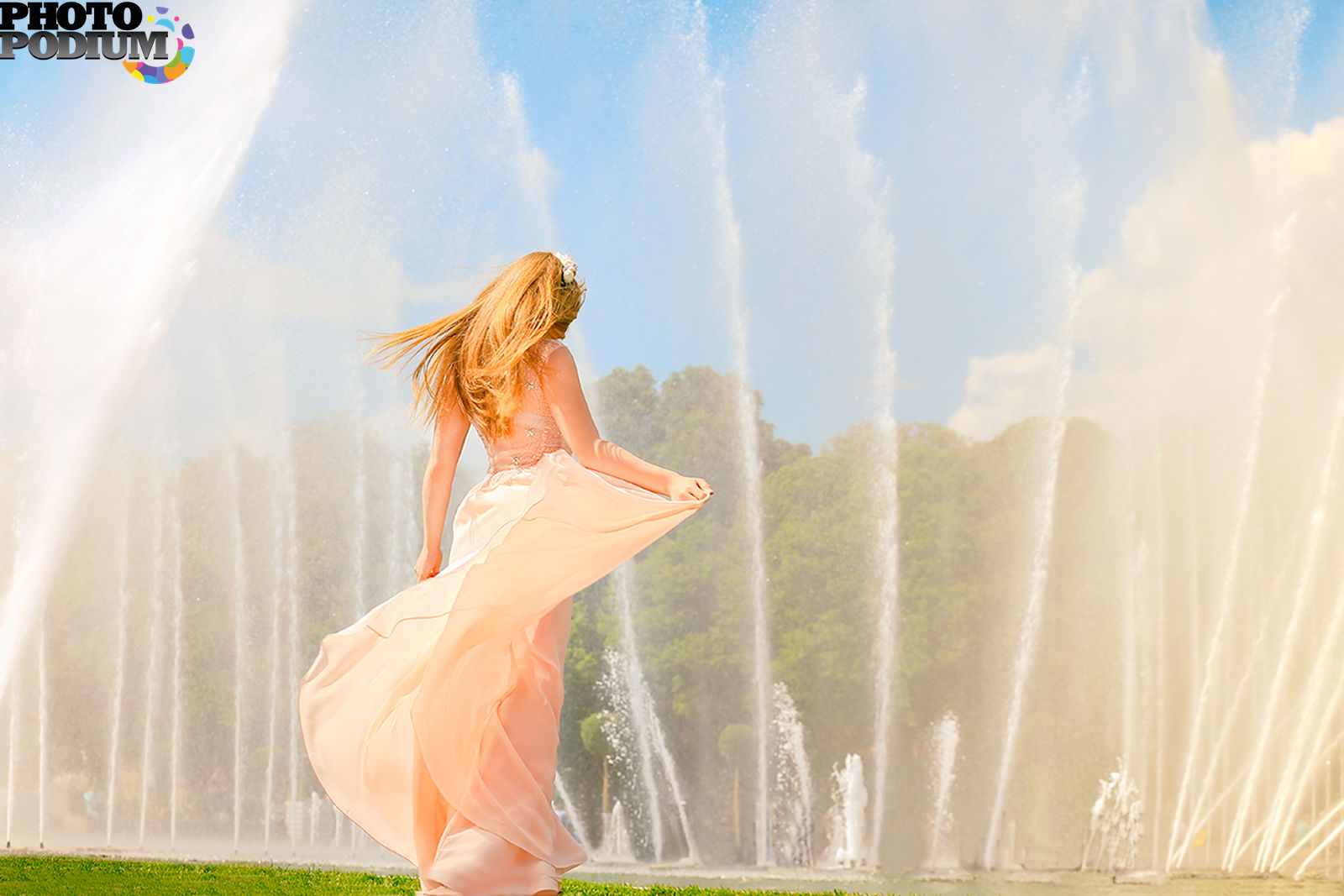 Сиськастая девочка возле фонтана