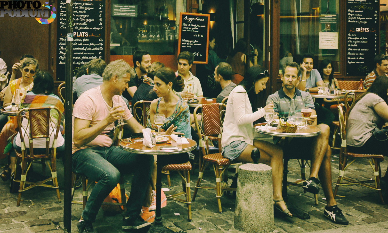 Сидим кафе песня. Люди в кафе. Люди в кофейне. Люди в кафе на улице. Люди сидят в кафе на улице.