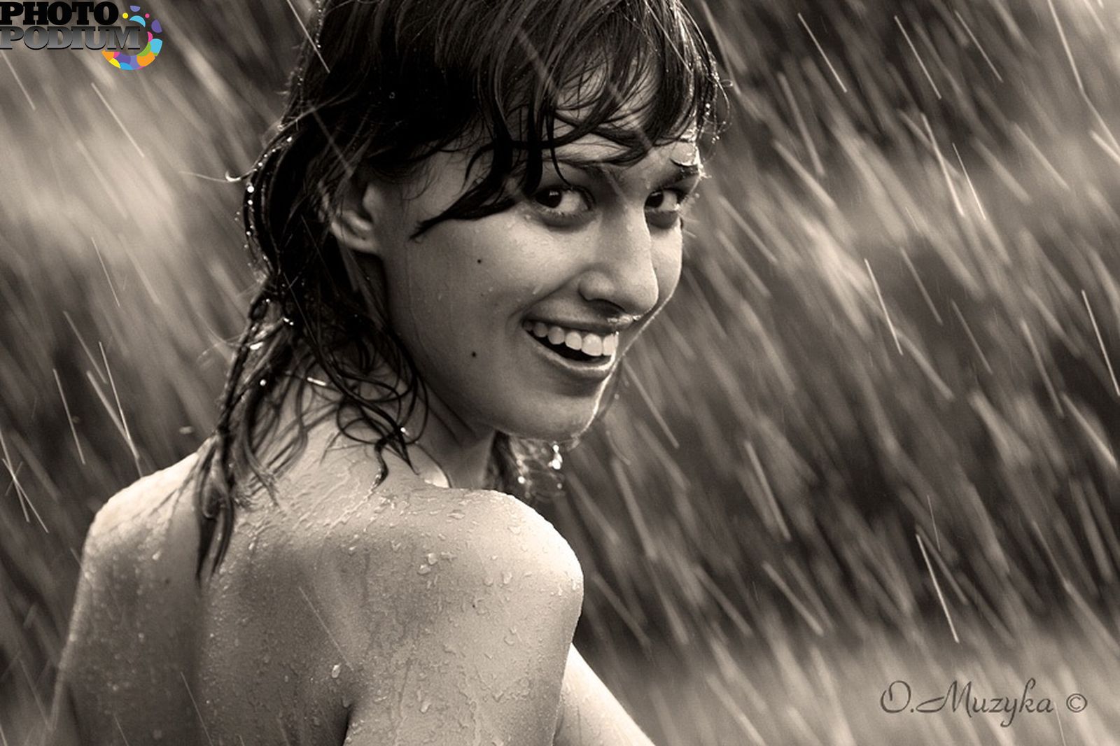Мокрые сестренки. Девушка под дождем. Девушка дождь. Фотосессия девушка под дождем. Красивая девушка под дождем.