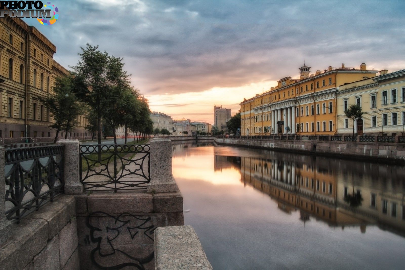 Река мойка санкт петербурге фото. Набережная мойки Санкт-Петербург. Река мойка Санкт-Петербург. СПБ Фонтанка белые ночи. Санкт-Петербург набережная реки мойки закатом.