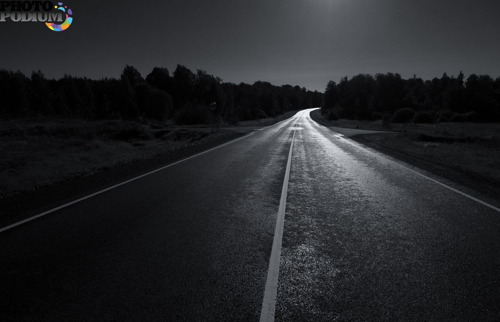 Освещенная луной дорога уходила вдаль обособление. Дорога ночью. Темная дорога. Ночная трасса. Ночная трасса с боку.