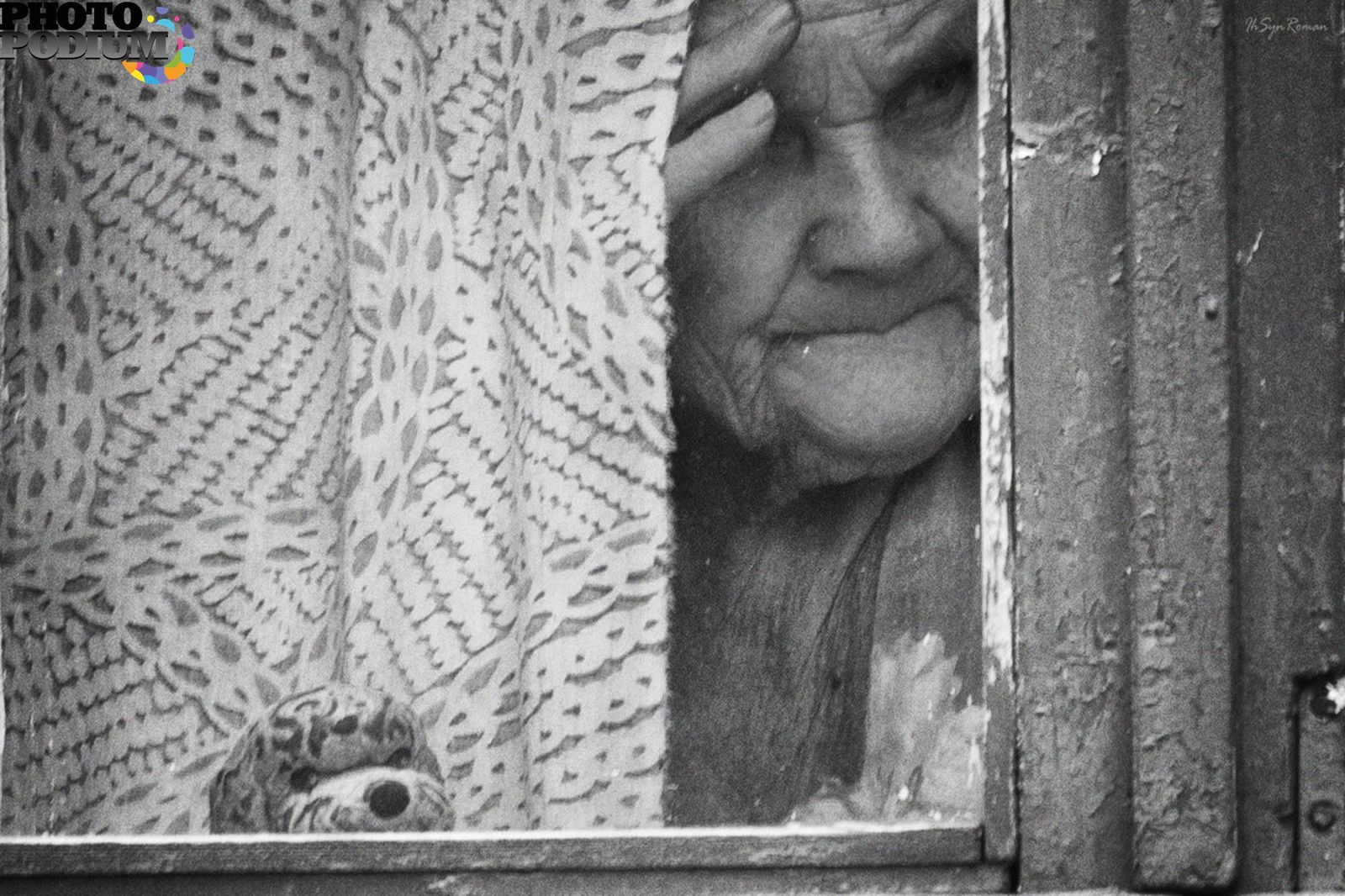 Подглядывание за бабушкой. Бабушка у окна. Бабуля у окна. Бабушка в окошке. Бабка в окне.