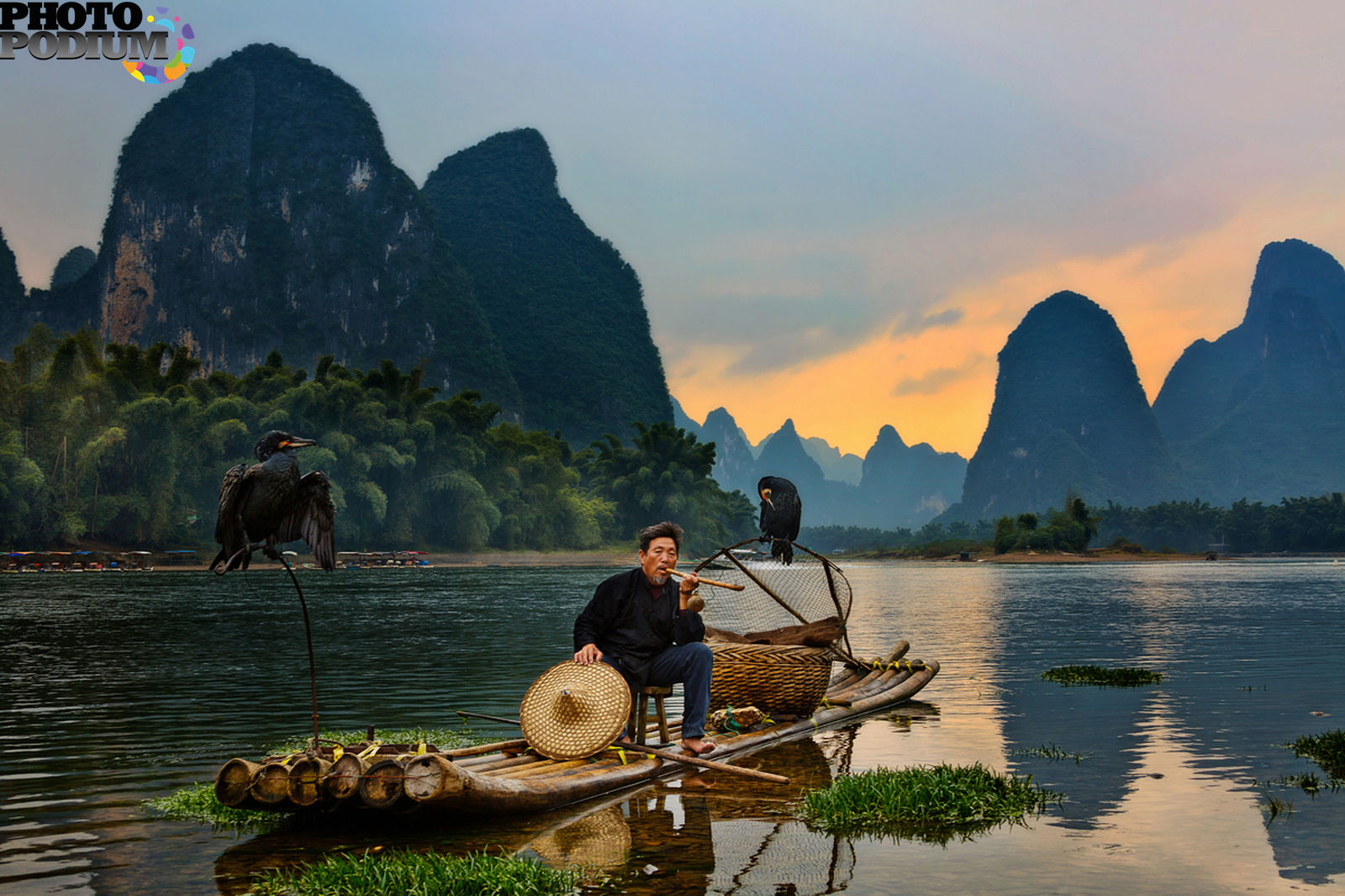 Река ли рыбалка на реке. Река ли Китай. Рыбалка с бакланами в Китае. Рыбак с бакланом. Китайский пейзаж.