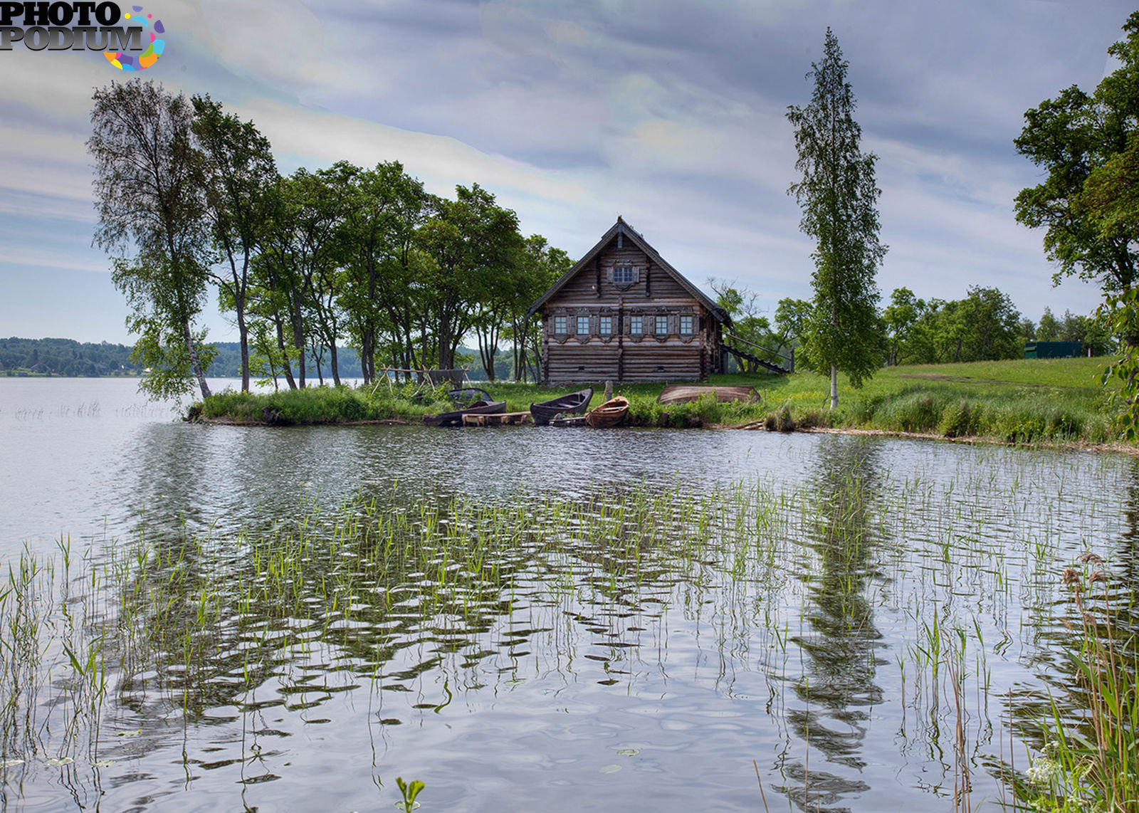 Дом на реке юг. Домик у озера. Дом на воде. Деревенский домик у озера. Озеро в деревне.