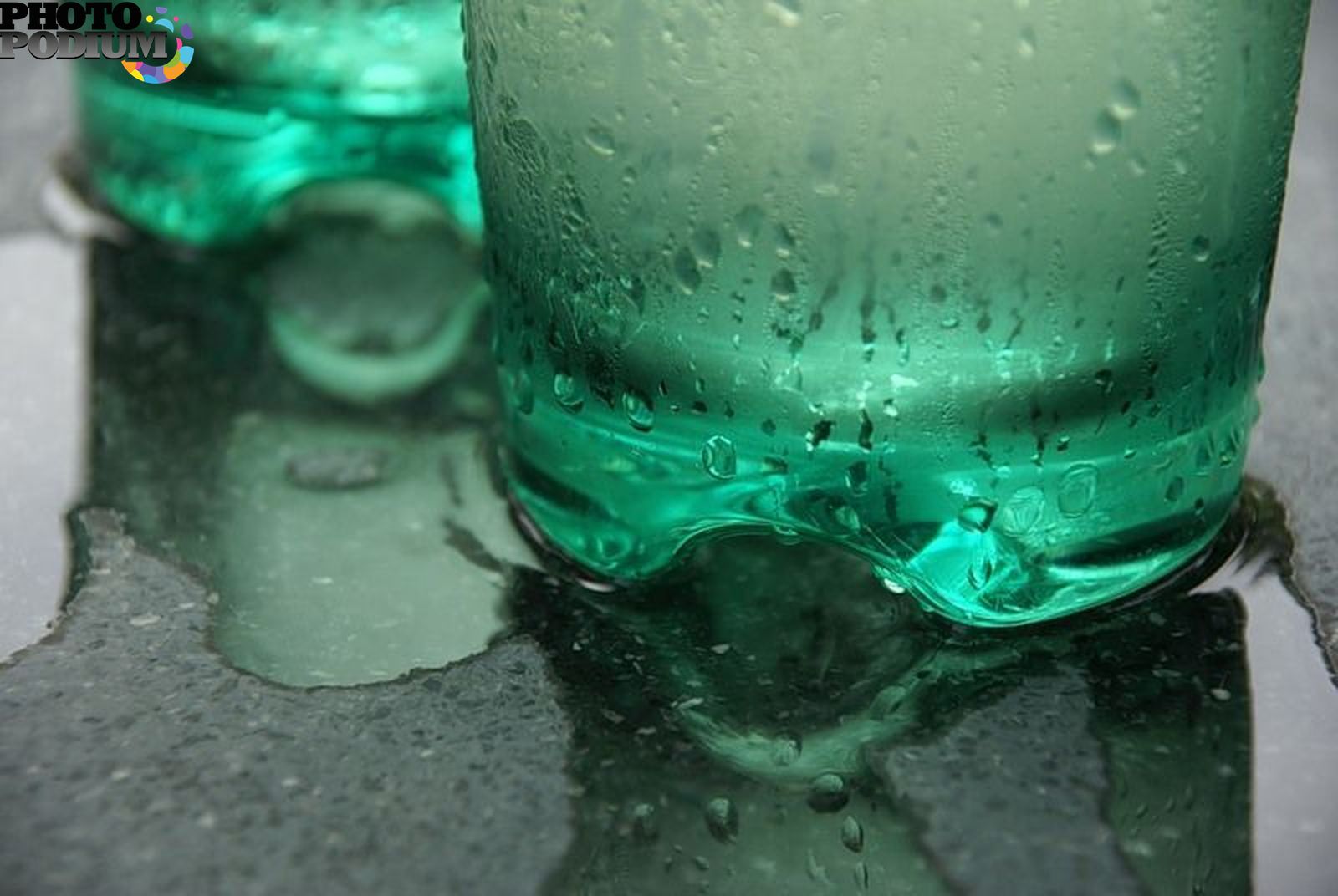 Зеленые холодной водой. Конденсированная вода. Конденсация на бутылке воды. Холодная вода. Конденсация на бутылке холодной воды.
