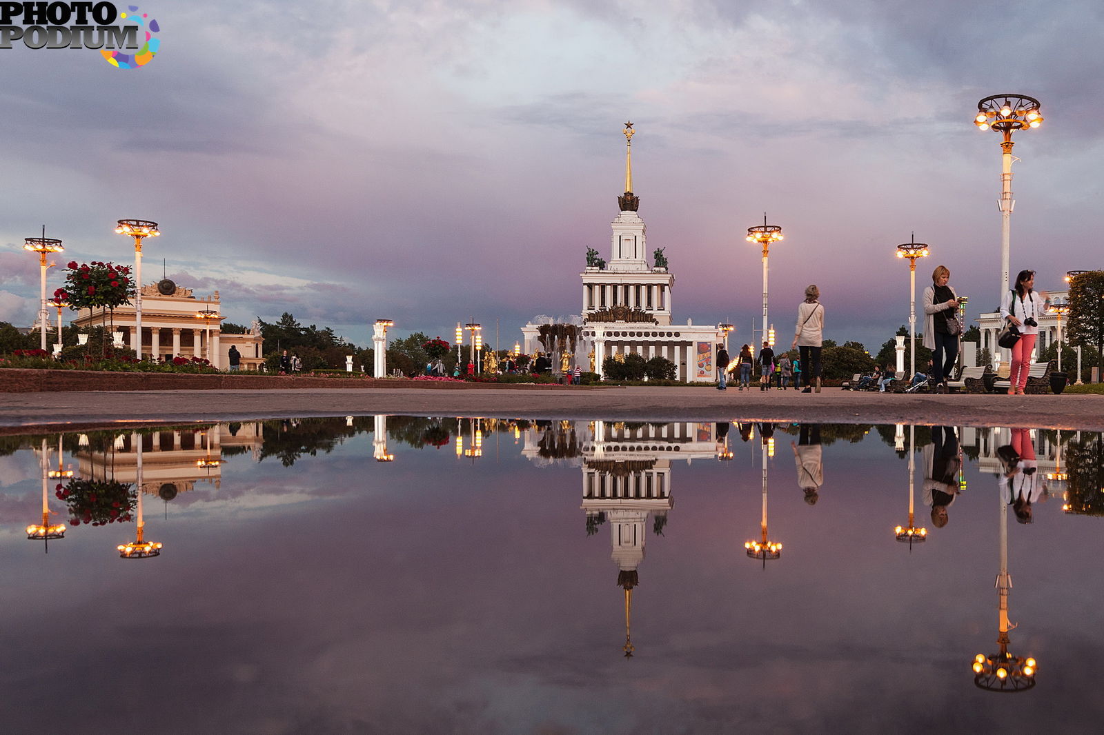 Album москва. ВДНХ осень. Москва река ВДНХ. Какая река на ВДНХ. Шикарные фото ВДНХ стекло фонарики отражение.