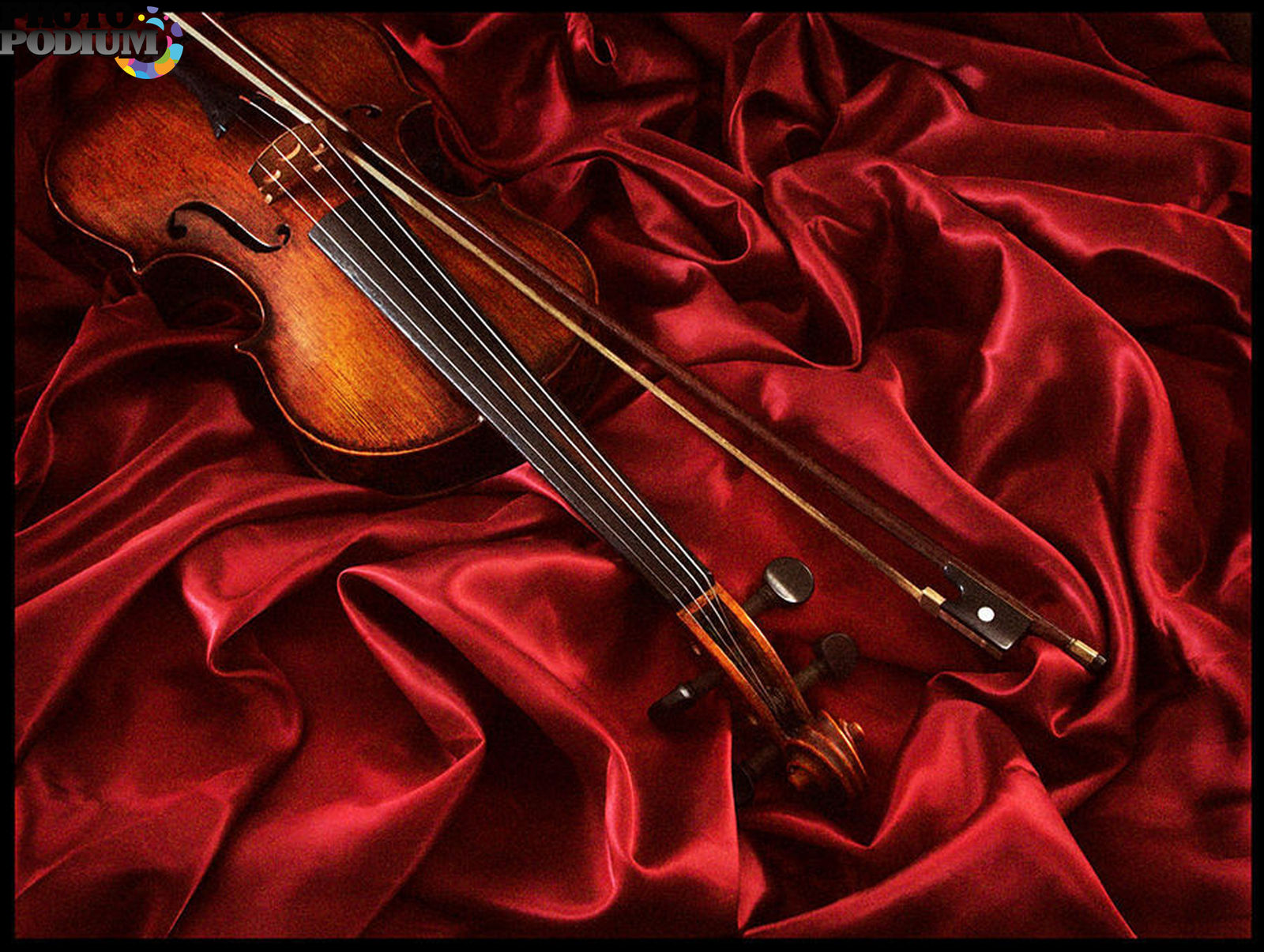 Скрипка со смычком. Скрипка Вивальди. Красивая скрипка. Скрипка музыкальный инструмент. Красная скрипка.