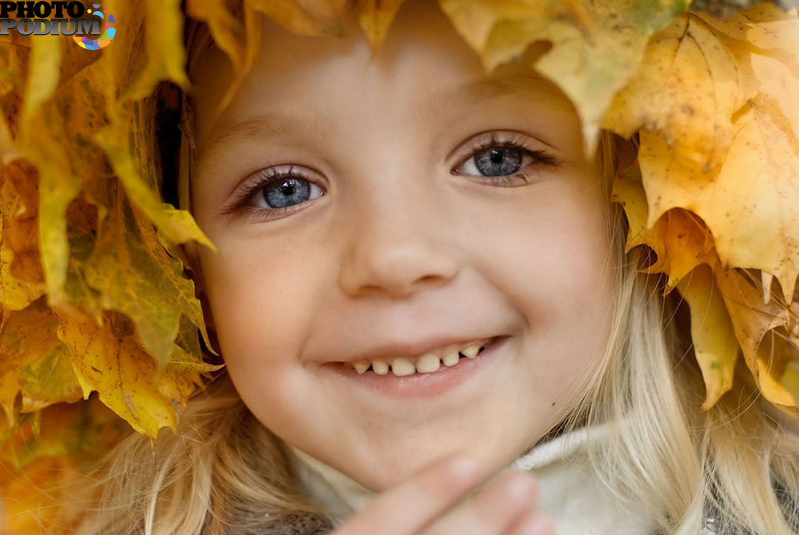 Осень ребенок улыбается