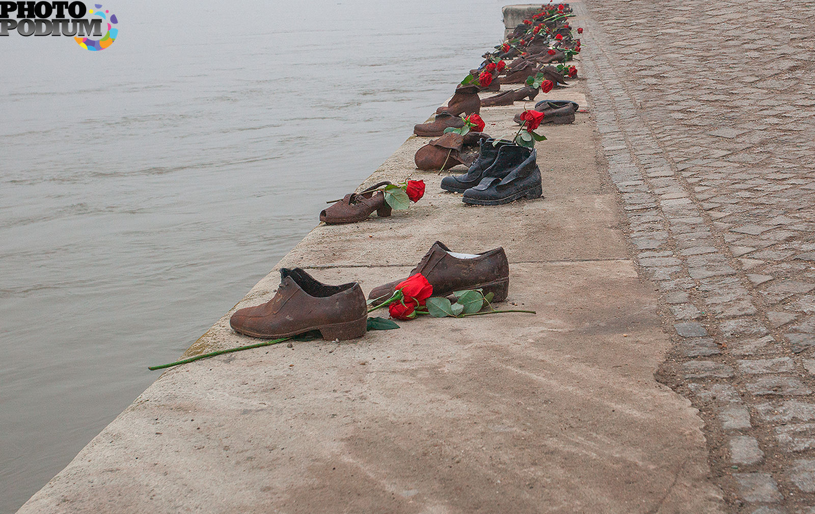 Песня вышла мадьярка. Мемориал "туфли на набережной Дуная". Будапешт.. Памятник обувь на набережной Дуная. Памятник в Будапеште обувь на берегу Дуная. Будапешт памятник ботинки на набережной.