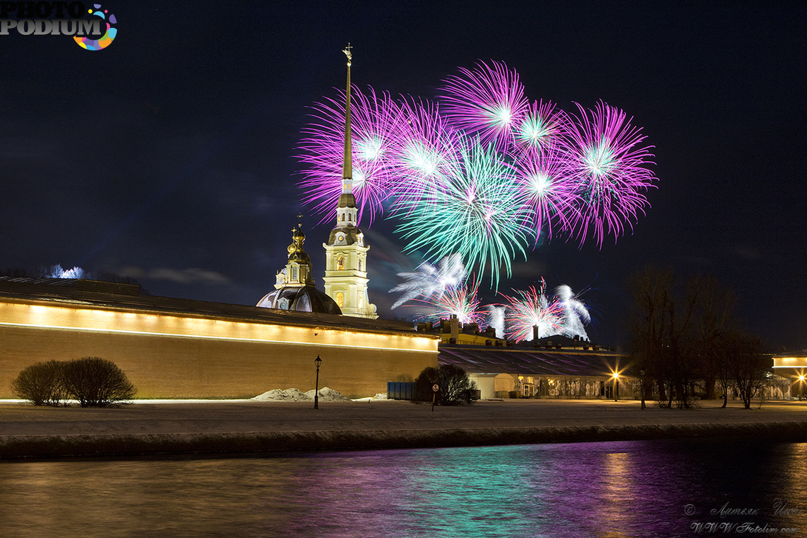 Картинки с днем города санкт петербурга. Петропавловская крепость в Санкт-Петербурге салют. СПБ Петропавловская крепость салют. Салют Победы Санкт-Петербург. Петропавловская крепость салют зима.