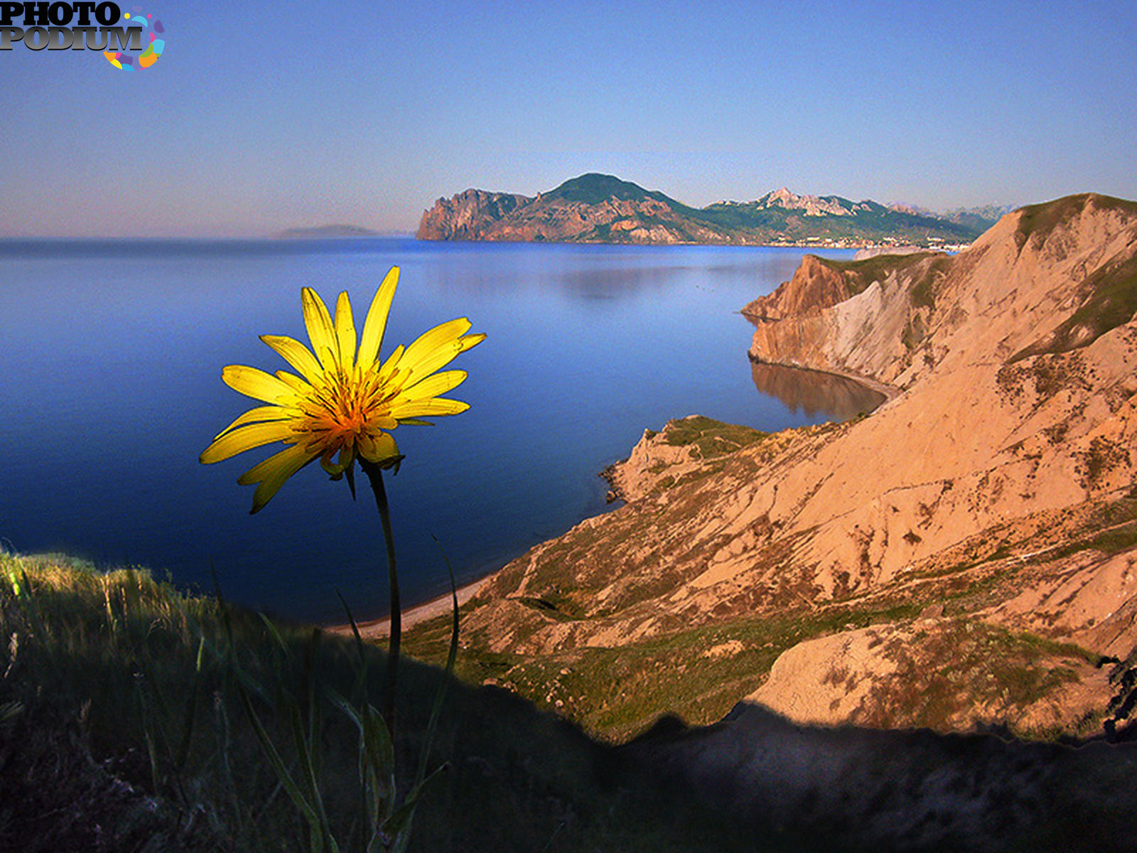 День поде. Море весной. Природа Крыма. Горы солнце.