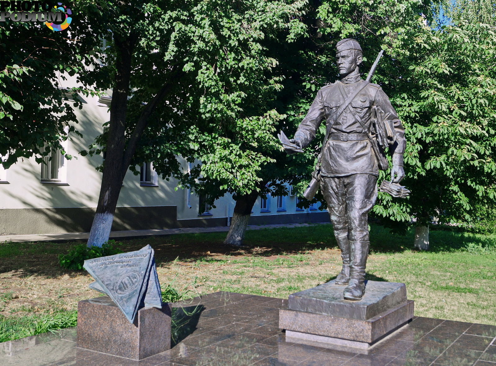 Памятник военному. Памятник фронтовому почтальону в Воронеже. Памятник военному почтальону в Воронеже. Памятник фронтовому почтальону в Воронеже описание. Памятник фронтовому почтальону, скульптор а. Игнатов, 2015 год, Воронеж..