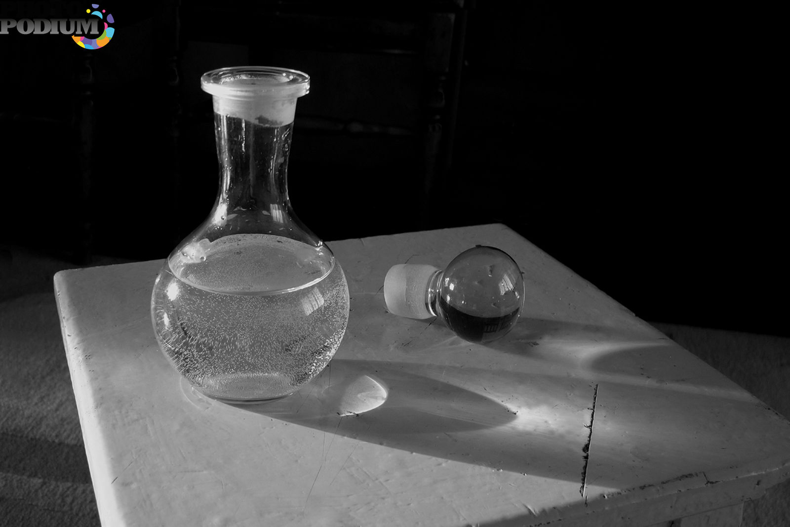На столе стоят три склянки с водой. Графин "вода". Графин с водой натюрморт. Натюрморт стеклянный кувшин с водой. Натюрморт с водой.