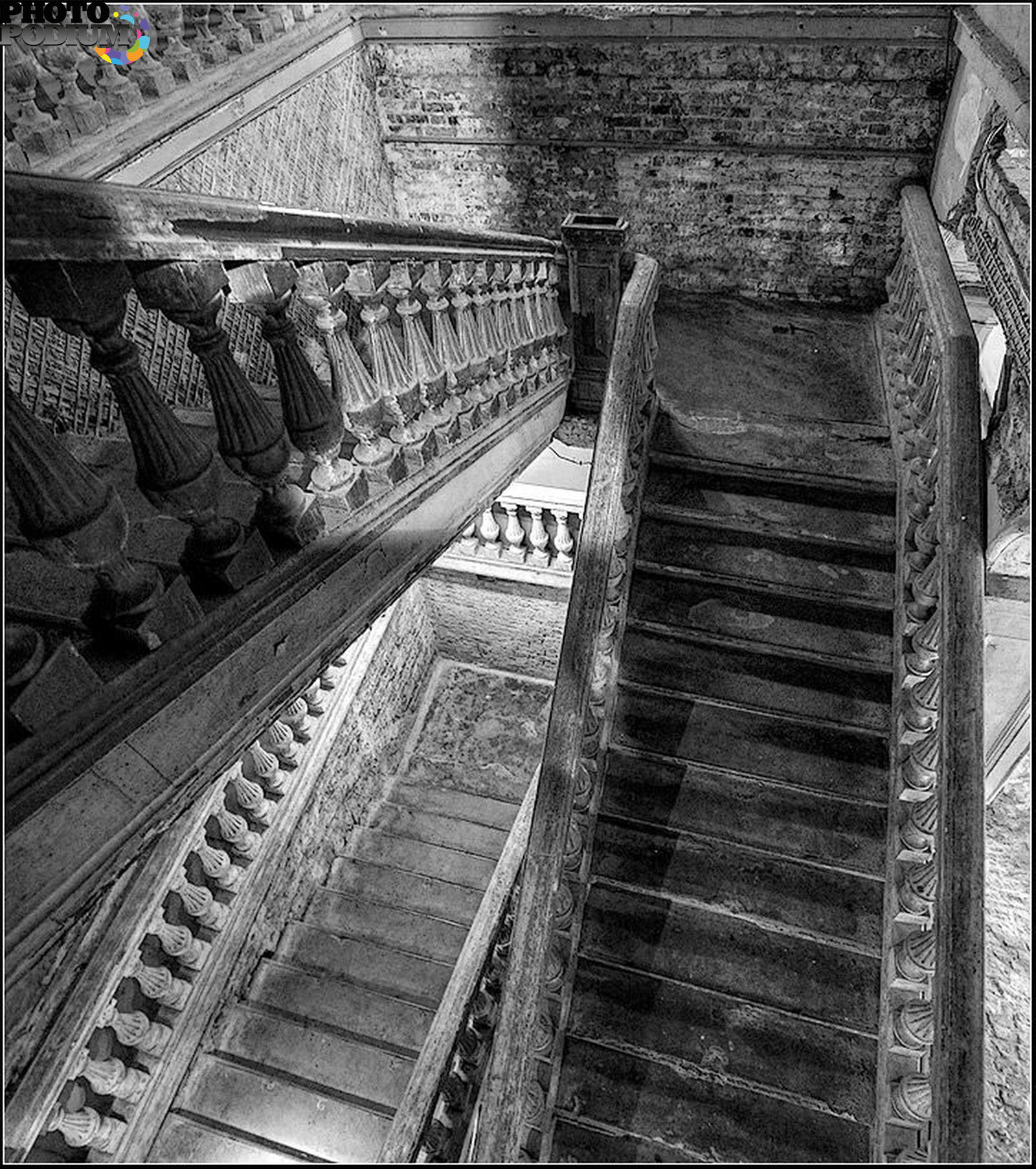 Ужасны лестницы. Старинная лестница. Старинная деревянная лестница. Древняя лестница. Древние лестницы.