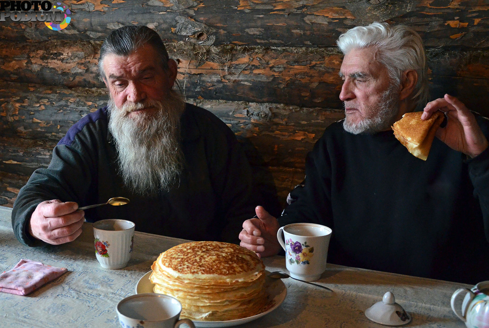 Два деда быстро. Старик за столом. Старики чаепитие. Старик с чаем. Чай с дедом.