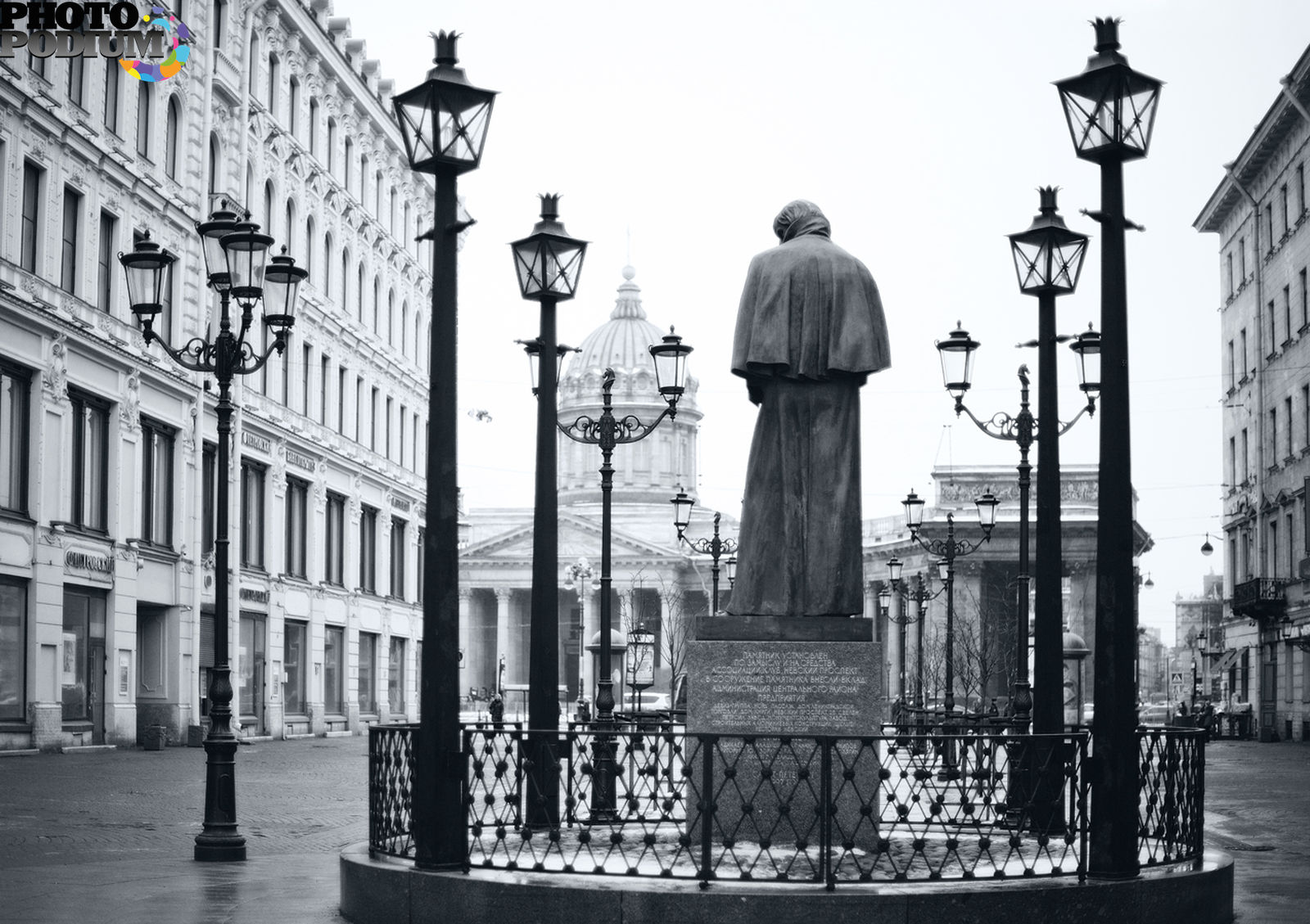 Гоголь годы в петербурге. Памятник Гоголю в Санкт-Петербурге на малой Конюшенной. Гоголь и фонари Питера.