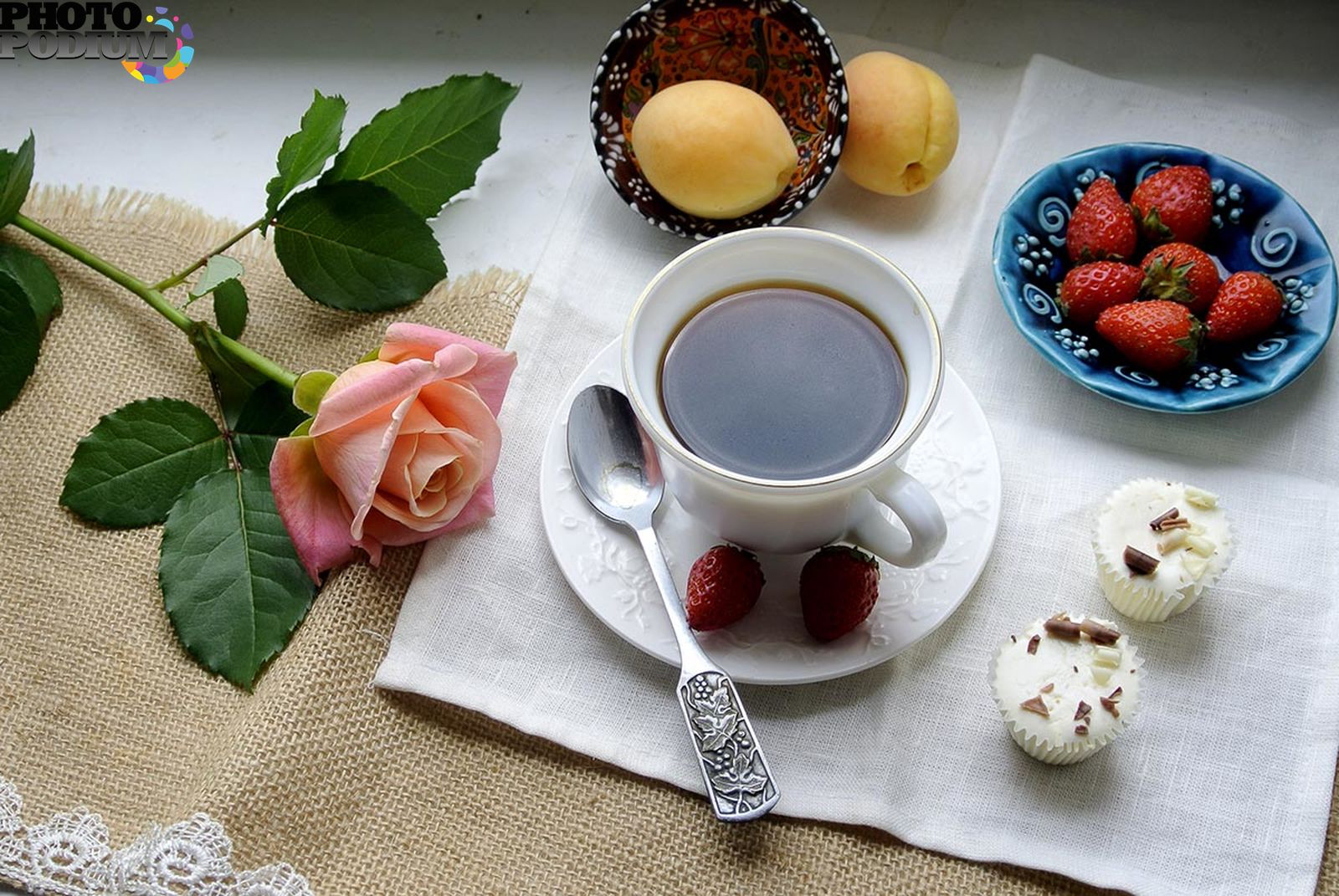 Это было красивое утро. Завтрак с клубникой и кофе. Доброе утро кофе. Клубника кофе утро. Доброе утро красивый завтрак.