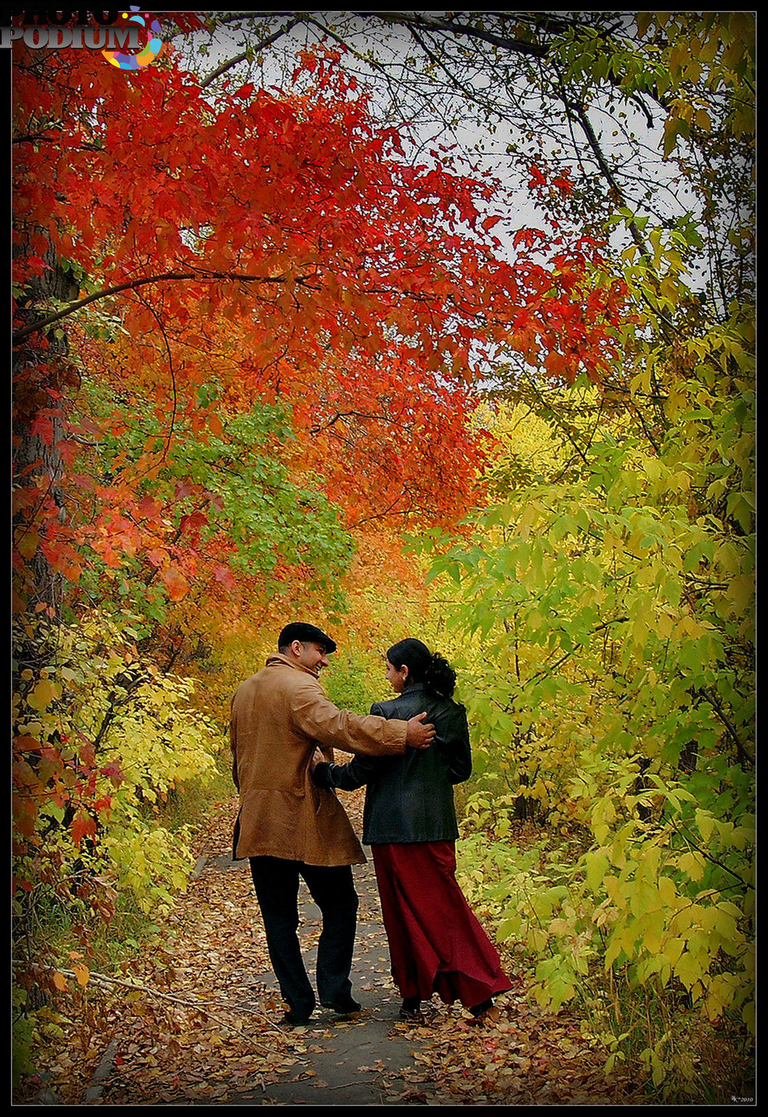 Понравилась осень. Осень любовь. Осенняя прогулка. Прогулка в осеннем лесу. Осень влюбленные.