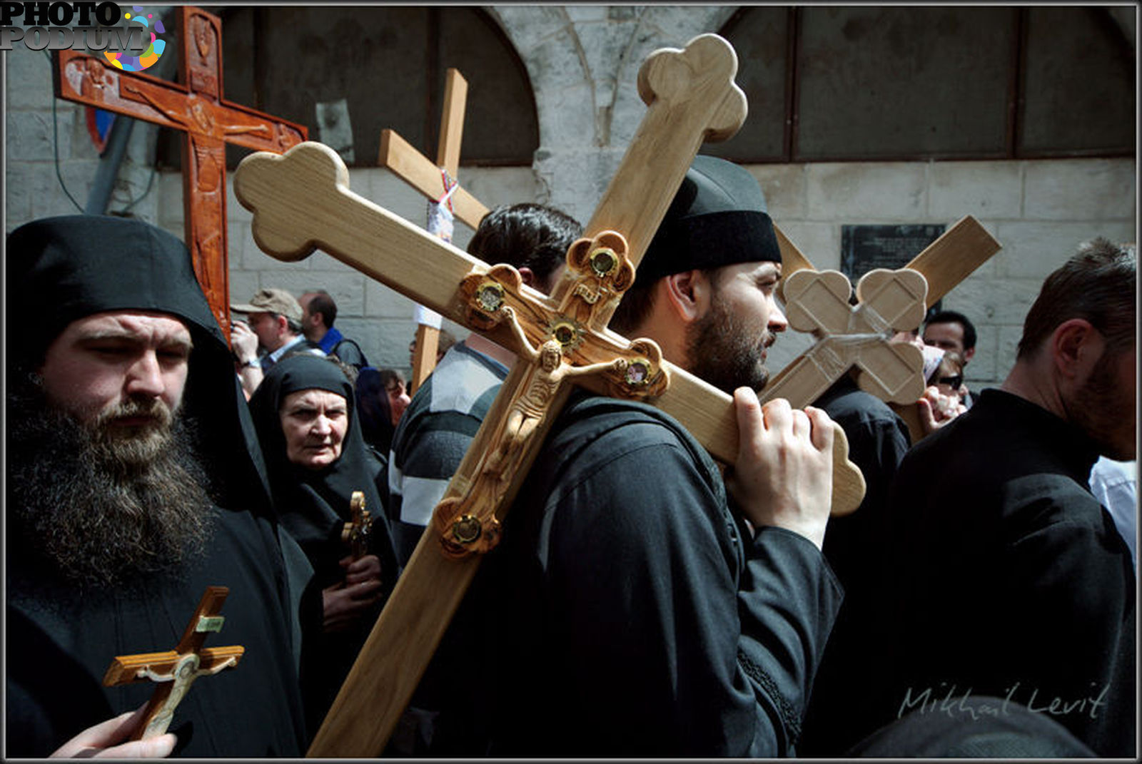 Правые православные. Крест священника. Православные прихожане. Распятие в храме. Крест православный монашеский.