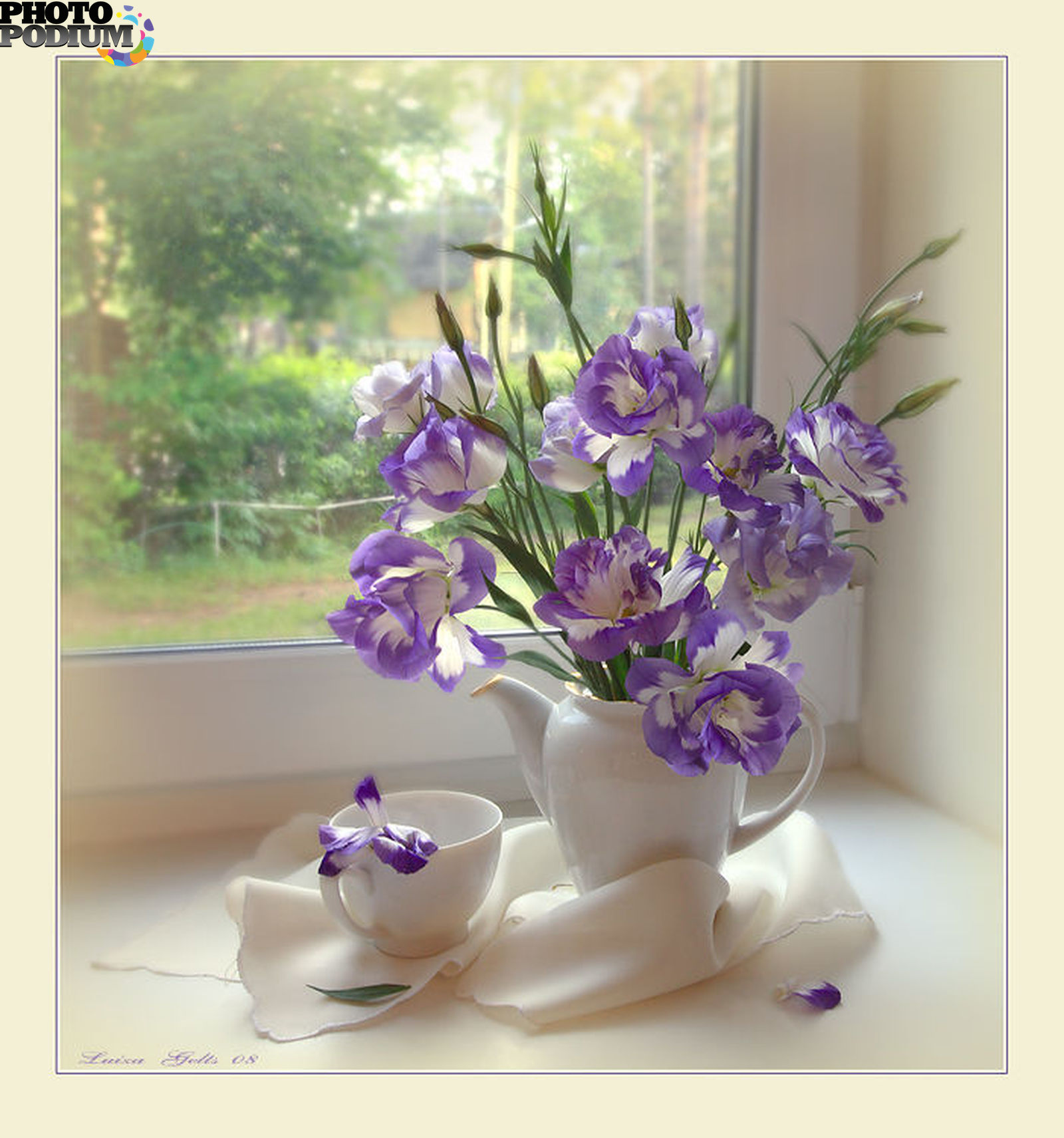 Доброе утро фиалки. Цветы на окне. Натюрморт цветы на окне. Цветы в вазе на окне. Весенние цветы в вазе.