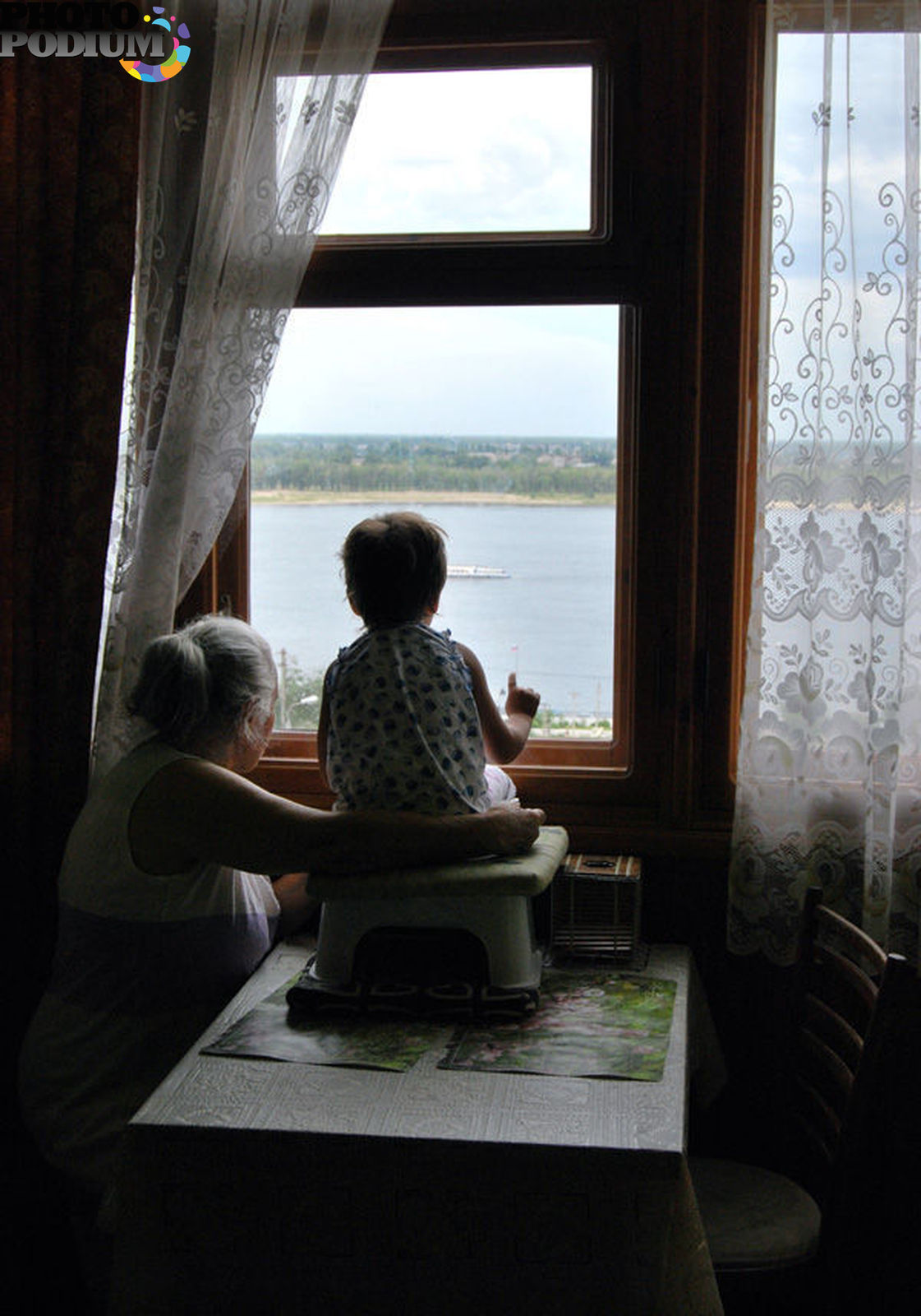 Глянула матушка в окно а там все. Мама у окна. Бабушка в окошке. Бабуля у окна. Старуха у окна.