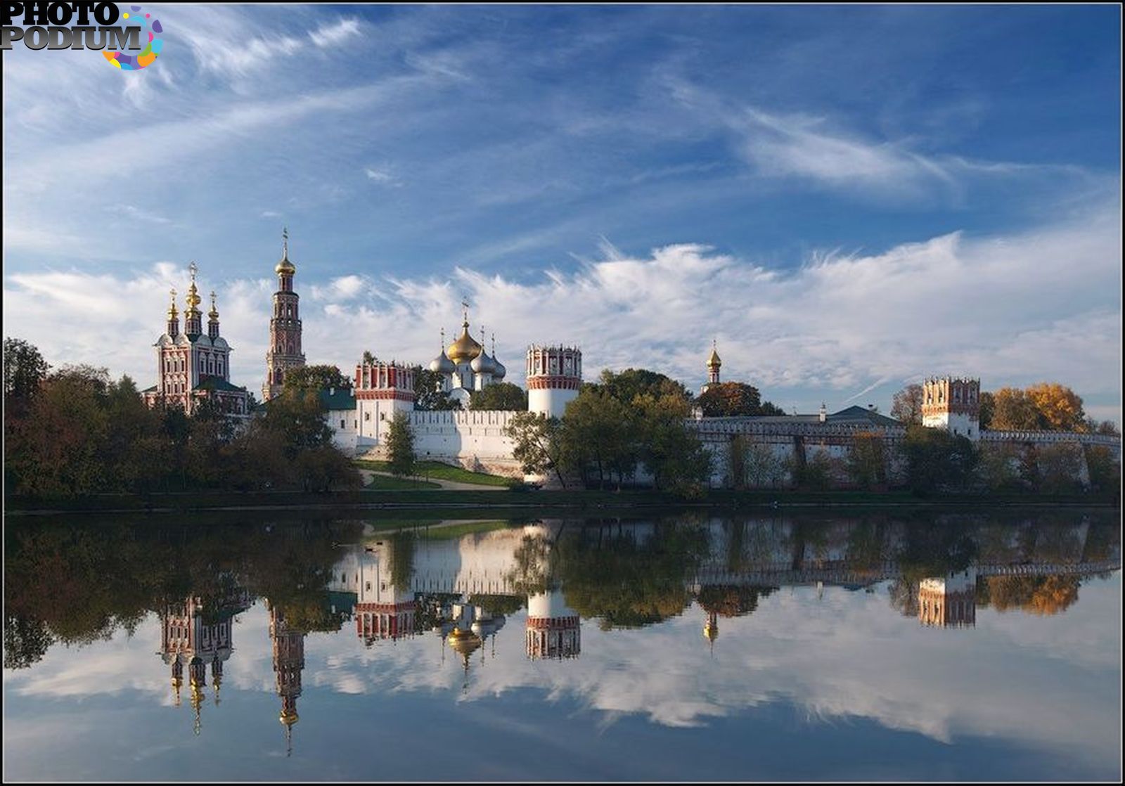 Москва край. Город Москва Новодевичий монастырь. Новодевичья набережная — Новодевичий монастырь. Новодевичий монастырь осень. Новодевичий монастырь в Москве осенью.