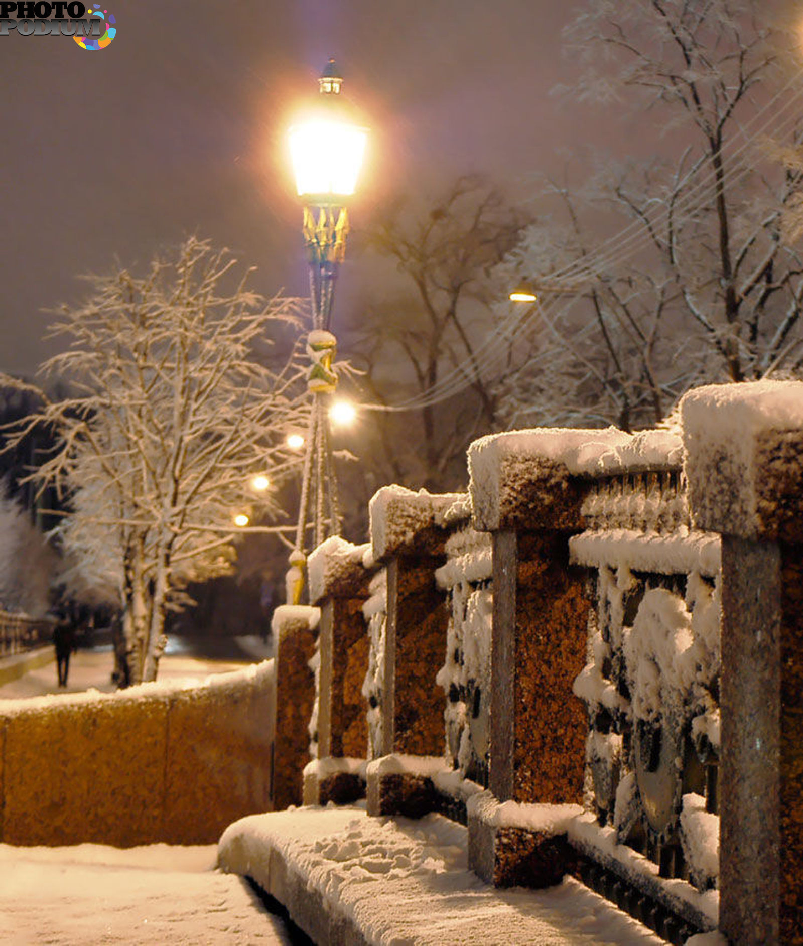Вечером снежок. Снежная зима в городе. Красивый снегопад. Снежная улица вечером. Зимний вечер в городе.