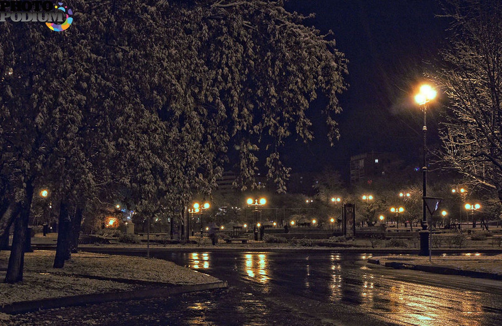 Город снег вечер. Ночной снегопад в городе. Первый снег в городе. Первый снег в Вечернем городе. Первый снег ночью.