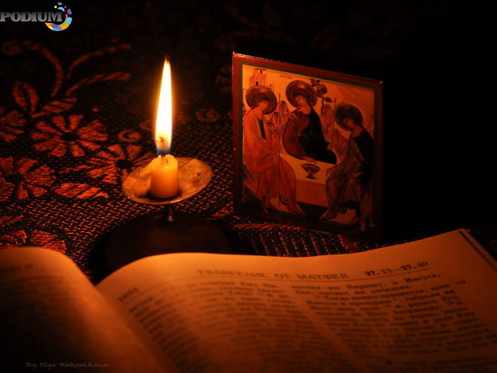 Свечи погасли в церкви. Свеча перед иконой. Свеча в ночи. Молитва свеча. Молитвенник и свеча.