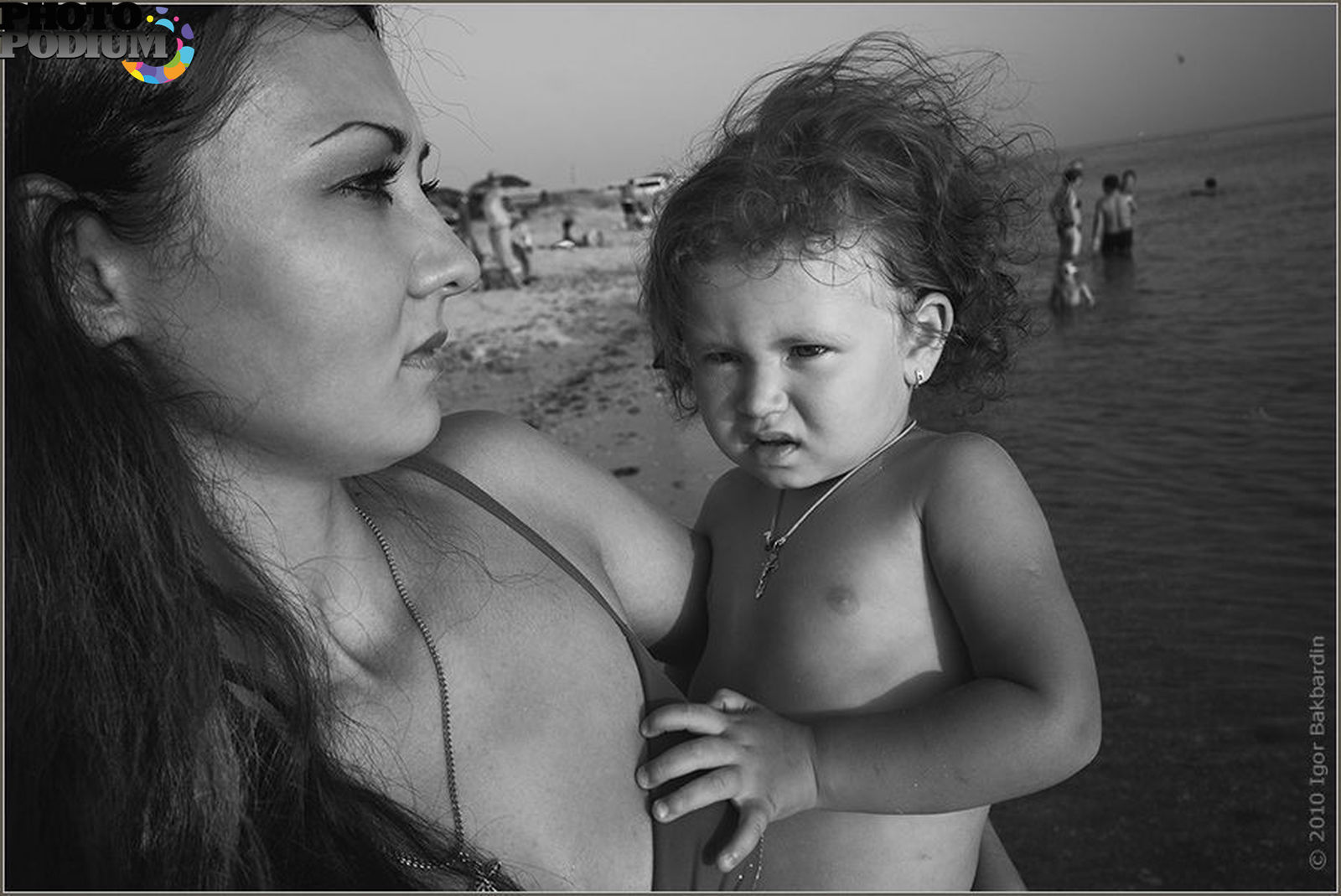 Небритая дочка. Цыгане мамы с грудью. Фото молодая мать с сыном 80хх.