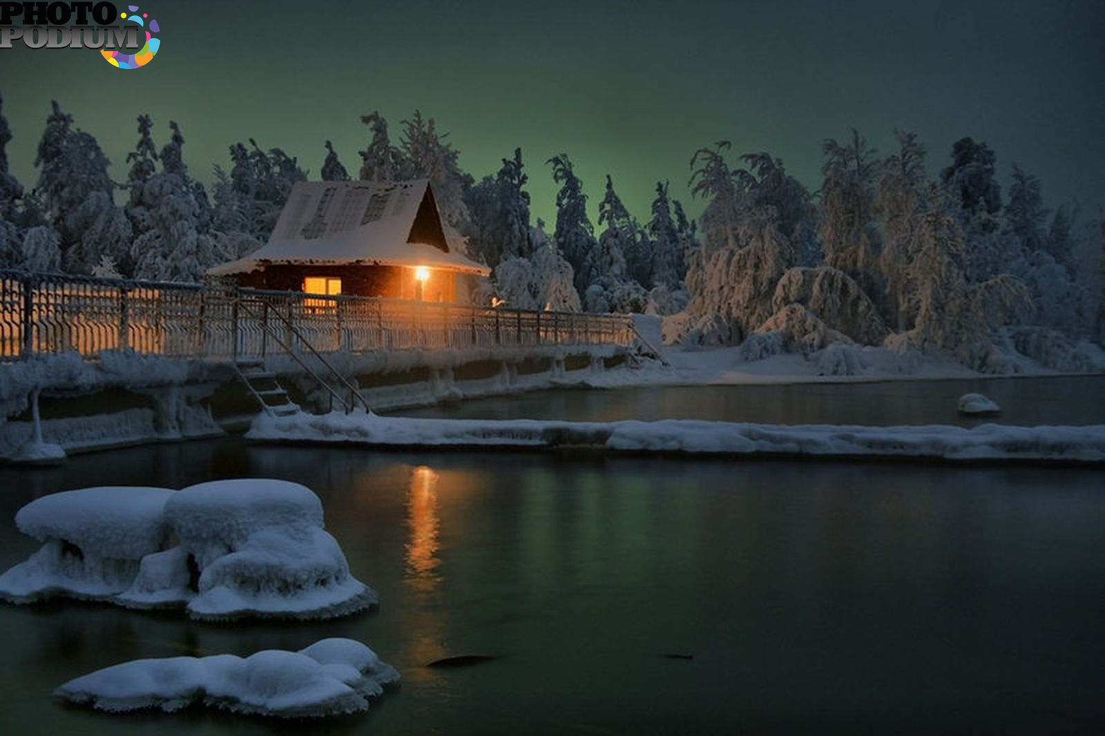 Зима на берегу озера. Ночная зимняя деревня. Зимний домик. Деревня зимой. Зима. К вечеру.