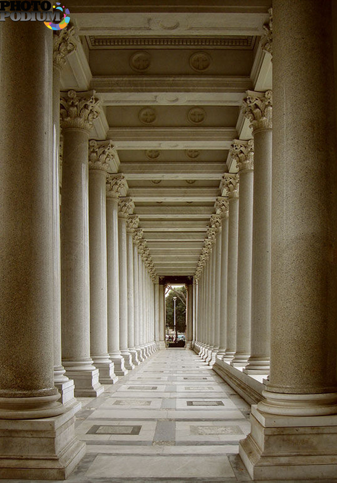 Ночью первый из колонны. Древний Рим колоннада. Колоннада Эрмитаж. Портик колоннада. Колоннада в перспективе.
