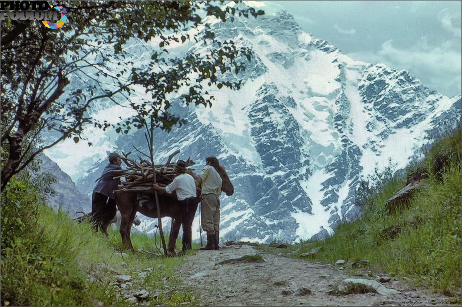 Приспособления для жизни в горах. Люди живущие в горах. Жизнь в горах Кавказа. Быт людей в горах. Люди в горах Кавказа.
