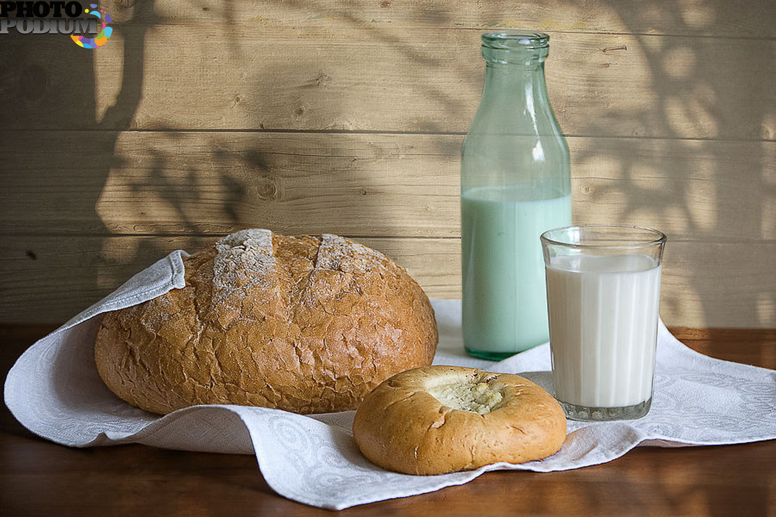 Деревенский хлеб с молоком
