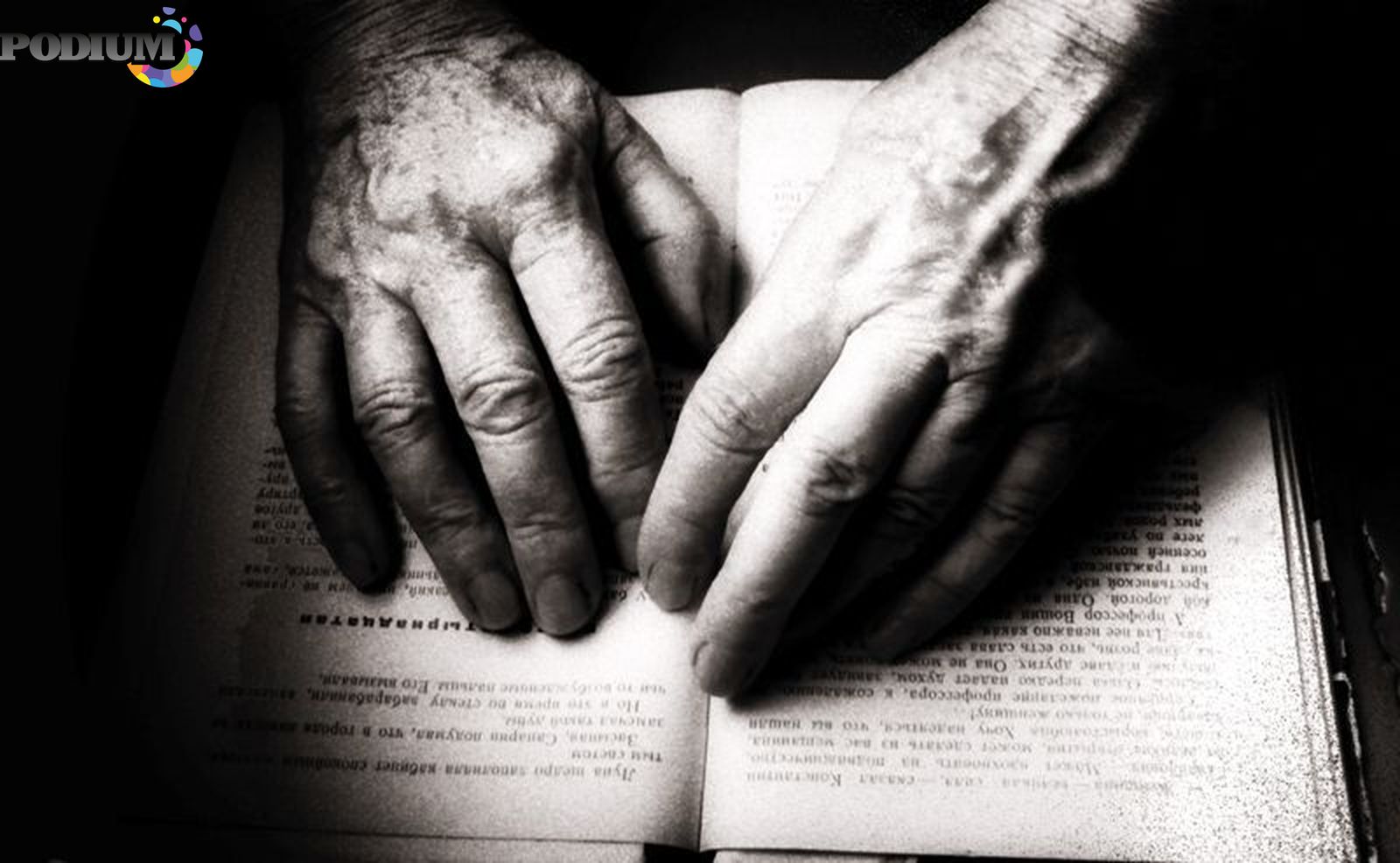 Руки писателей. Фото рук писателя. Рука автора.