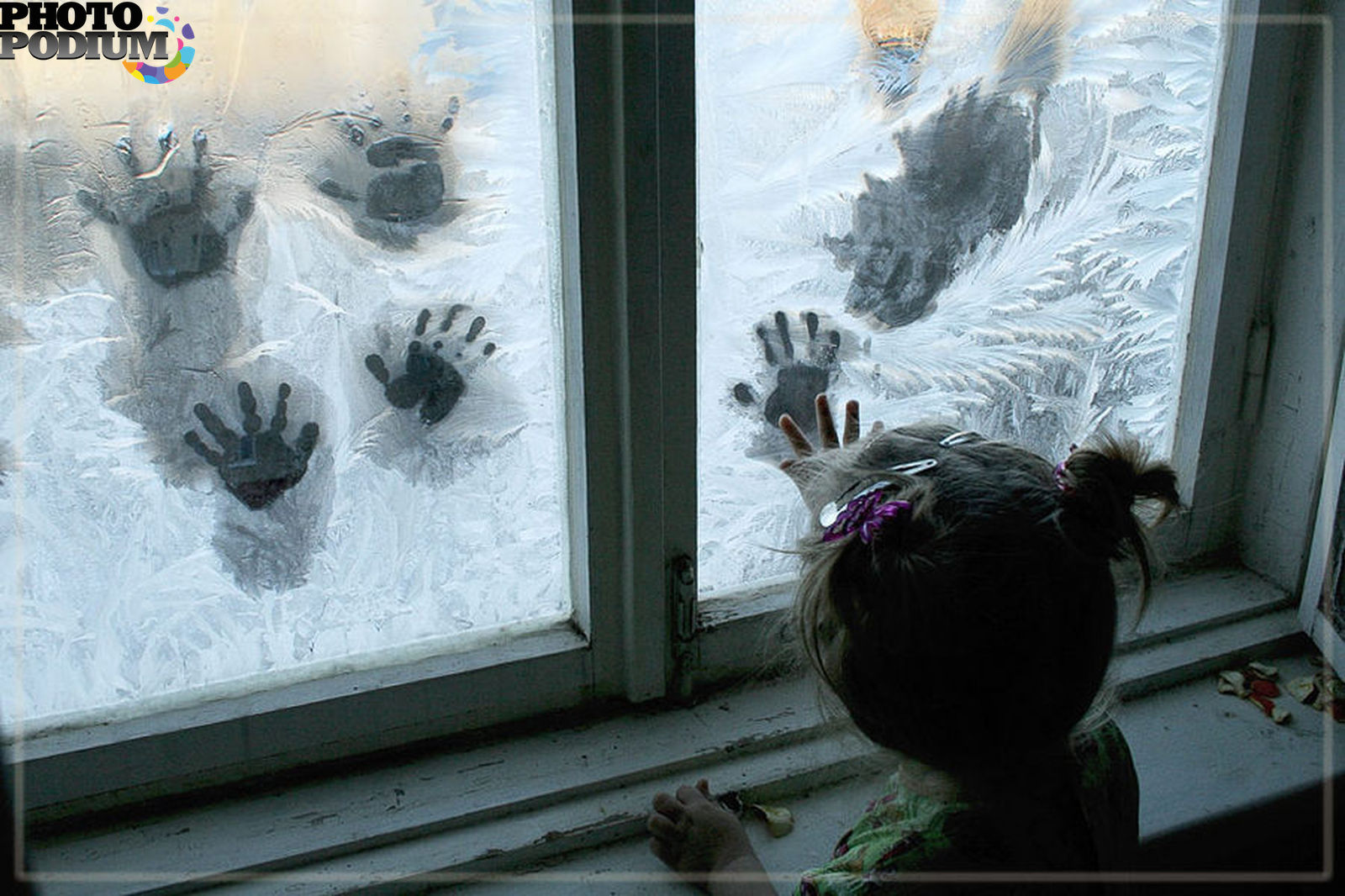 Ужасный холод. Отпечаток на окне. Ладошка на окне. Отпечатки на стекле. Зима заглядывает в окно.