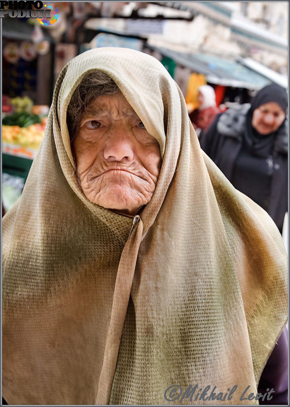Мусульманская бабушка. Старушка мусульманка. Бабушка в хиджабе. Бабка в полотенце. Пожилая женщина мусульманка.