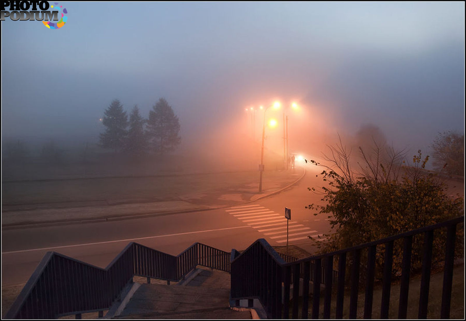 Город туман вечер. Город в тумане. Туманный город. Утренний туман в городе. Туманное утро.