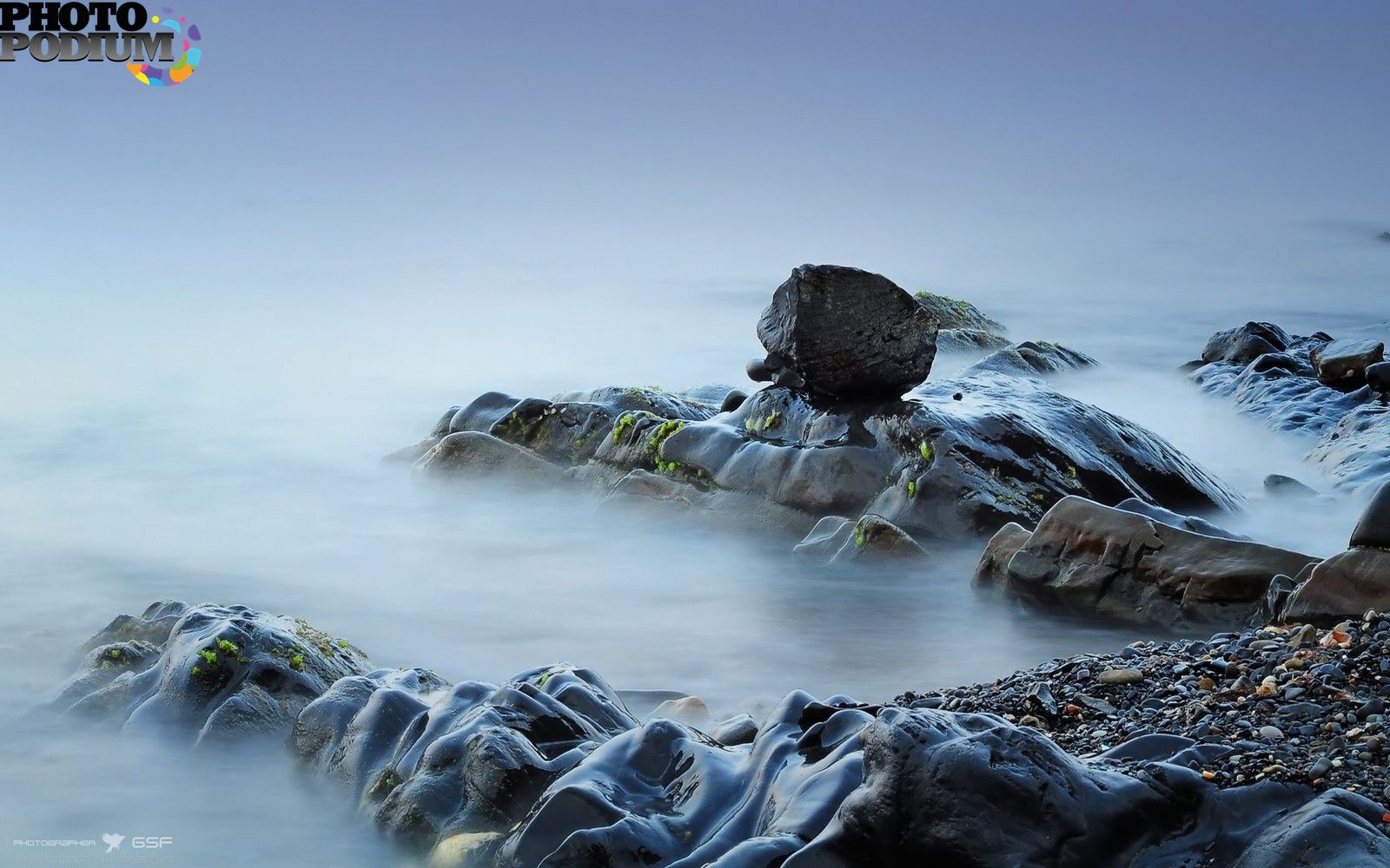 В камне есть вода. Море камни. Море скалы. Море камни скалы. Красивые камни в воде.