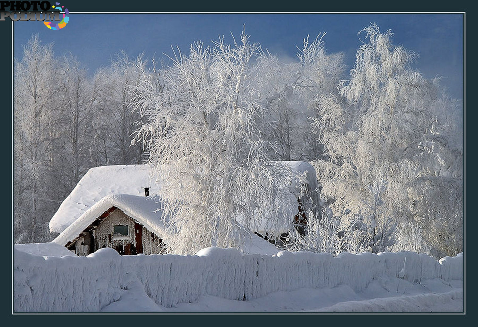 Песня а где то заснеженную сибири. Зимняя деревня. Зима в деревне. Деревенский домик зимой. Сибирь зимой.