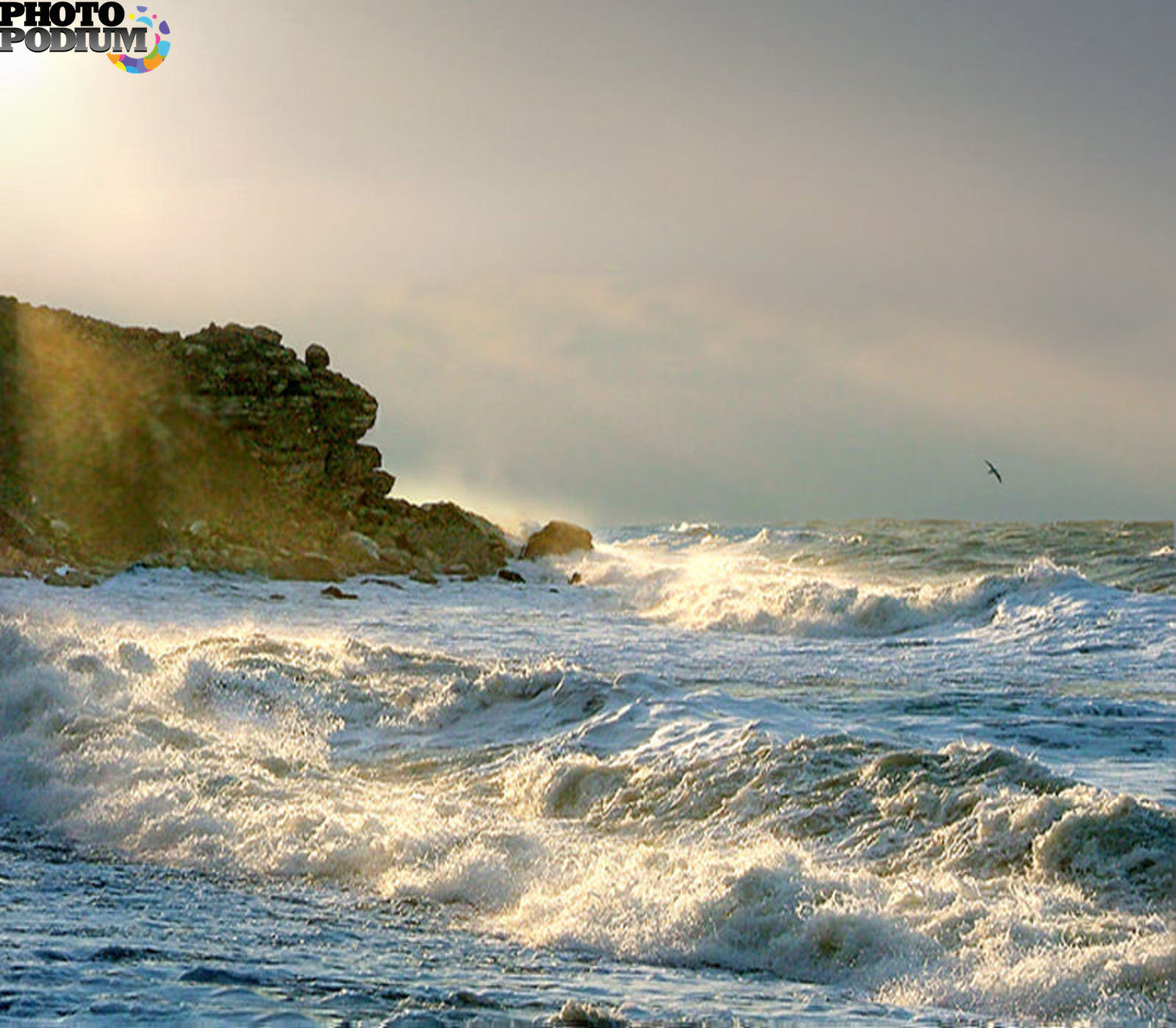 Волны на заре. Море скалы шторм Крым. Коктебель морской Прибой. Морской Прибой в Севастополе.