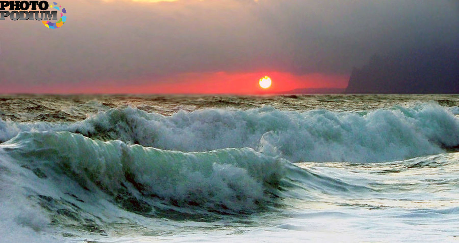 Морской прибой это. Каспийское море шторм. Черное море Прибой. Коктебель морской Прибой.