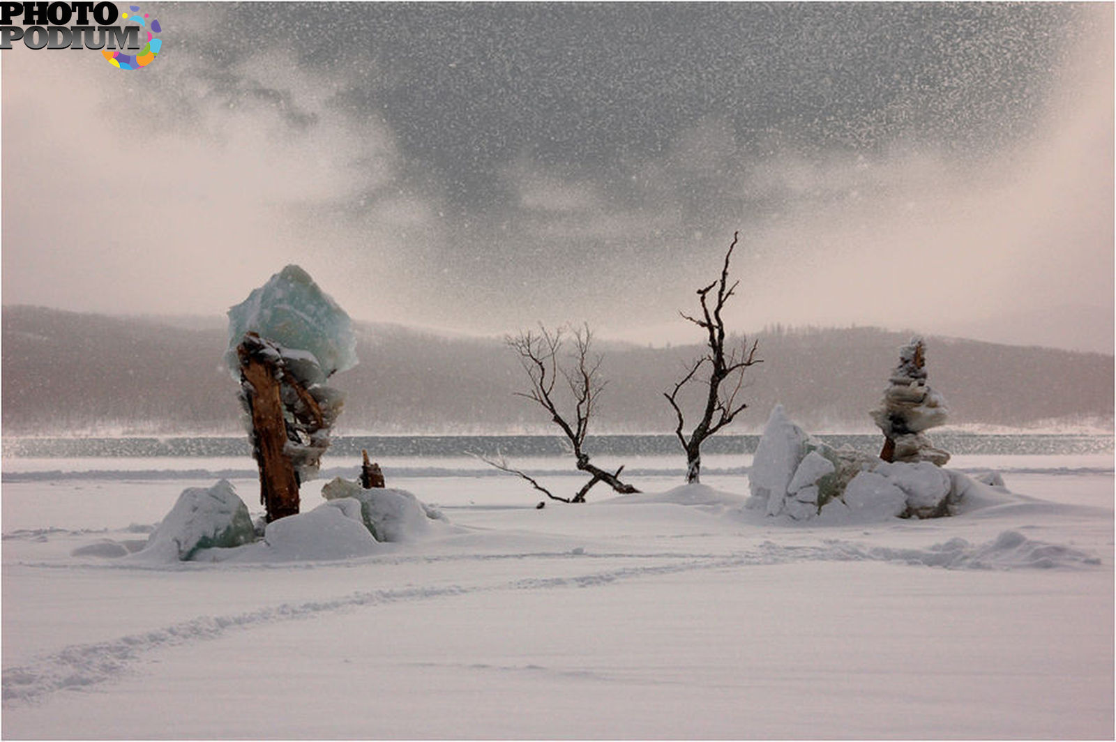 Падал снег алекс андреев. Между жизнью и смертью падает снег. Снег - по чьим-то следам ступаю... Танэда Сантока. Arctic Human Life photographer.