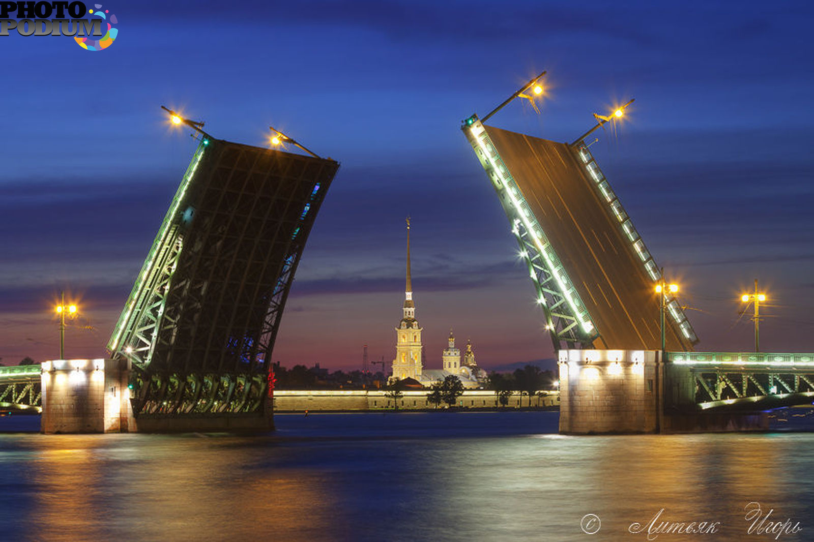 Почему стоит санкт петербург. Дворцовый мост в Санкт-Петербурге. Город Нева Дворцовый мост. Дворцовый мост Питер днем. Дворцовый мост и Петропавловка.