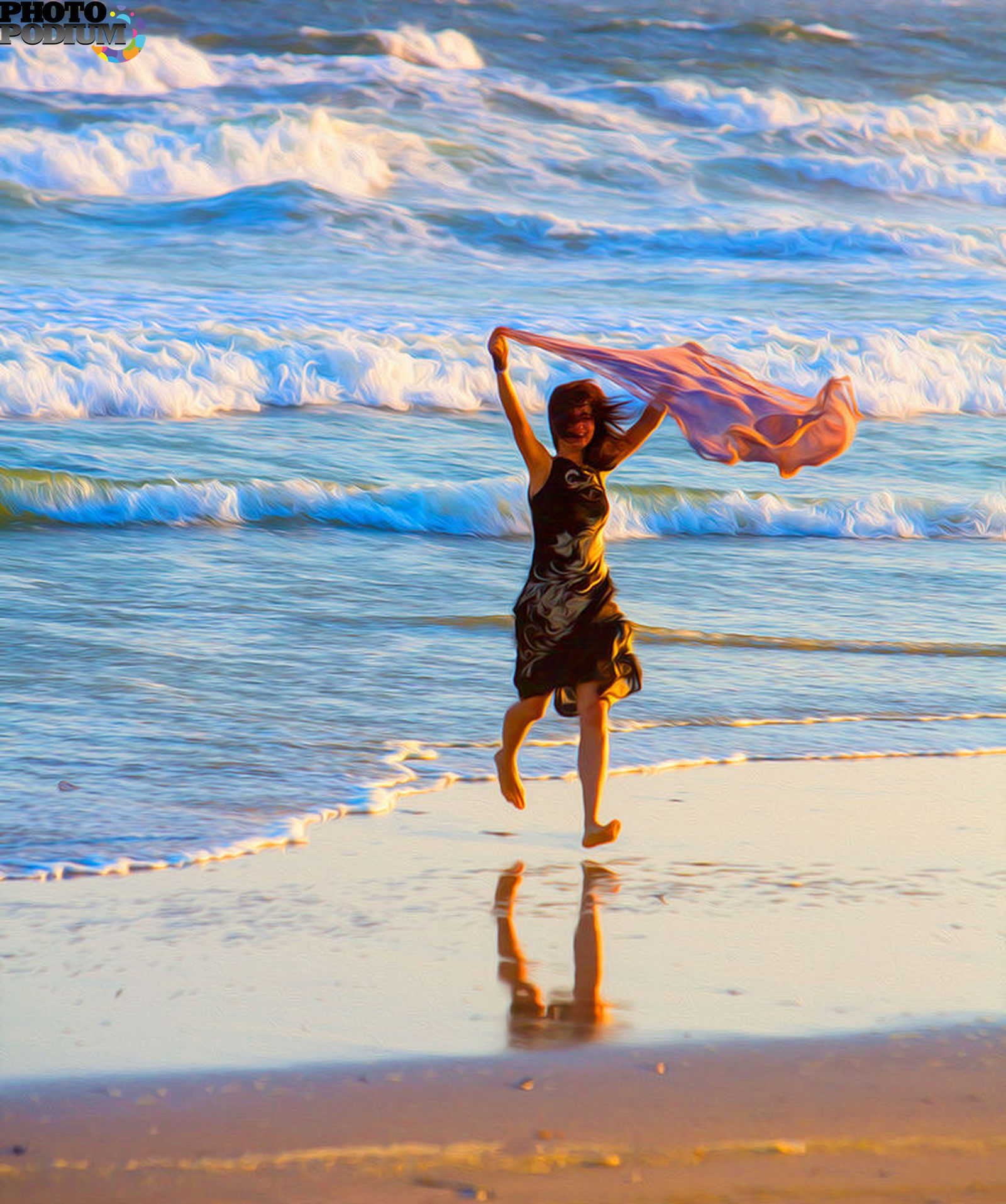 Девушка бежит к океану
