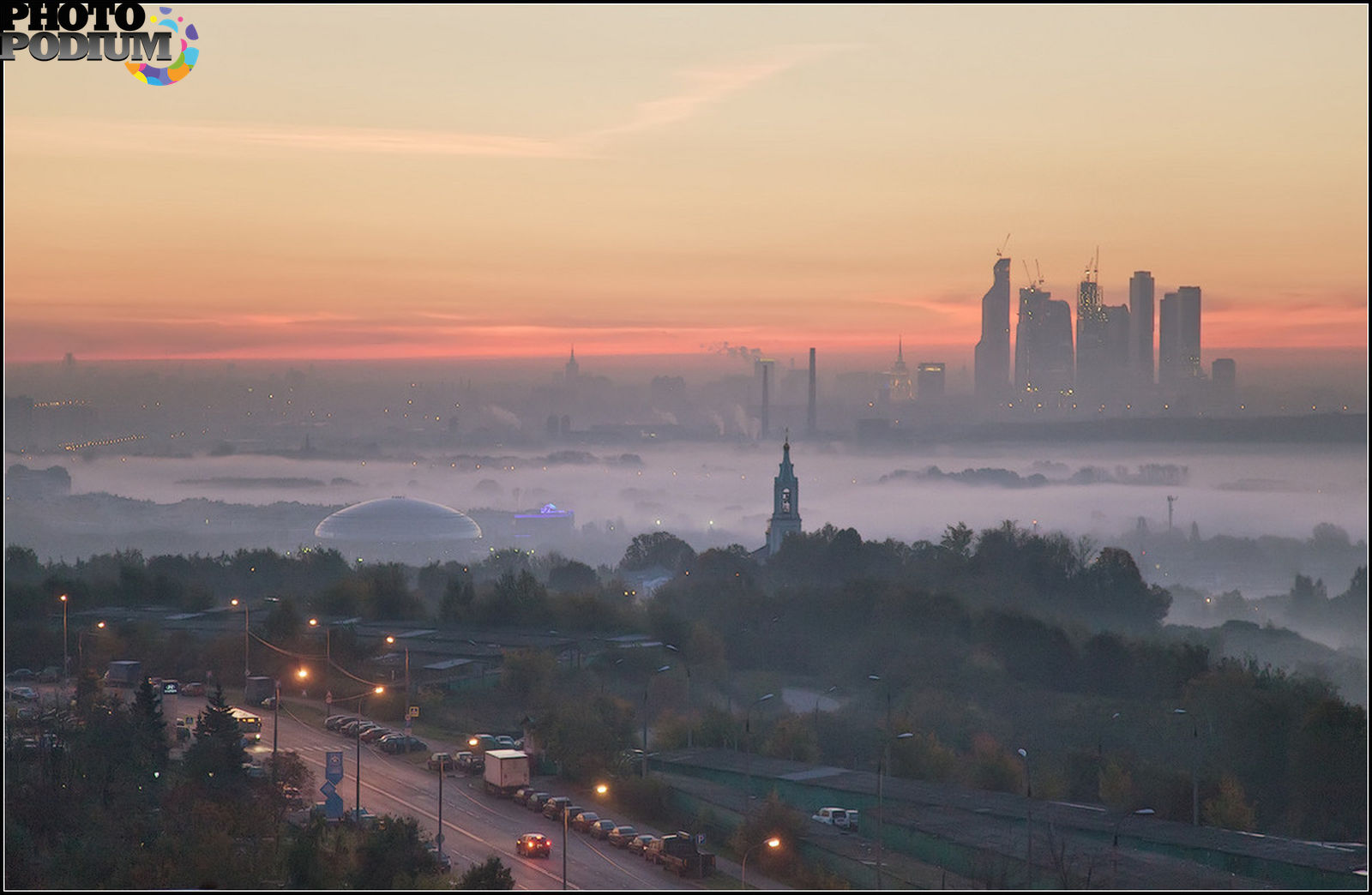 Туман над москва. Туман в Крылатском. Туман над Москвой. Внезапный туман над Москвой. Утро над московскими районами.