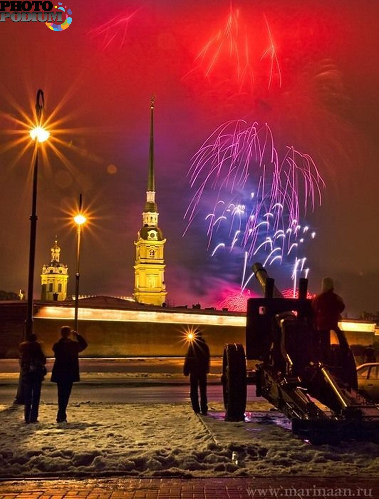 Петербург выходные дни. Салют Петропавловская крепость. Салют над Петропавловской крепостью. 9 Мая Петропавловская крепость салют. Фейерверк на Петропавловской крепости.