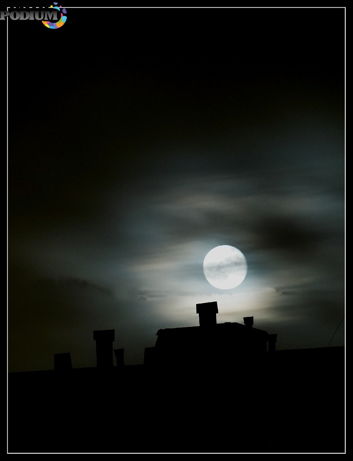 Луна над крышей дома. Луна над крышами. Луна одиночество. Луна на крыше. Крыша ночь Луна.