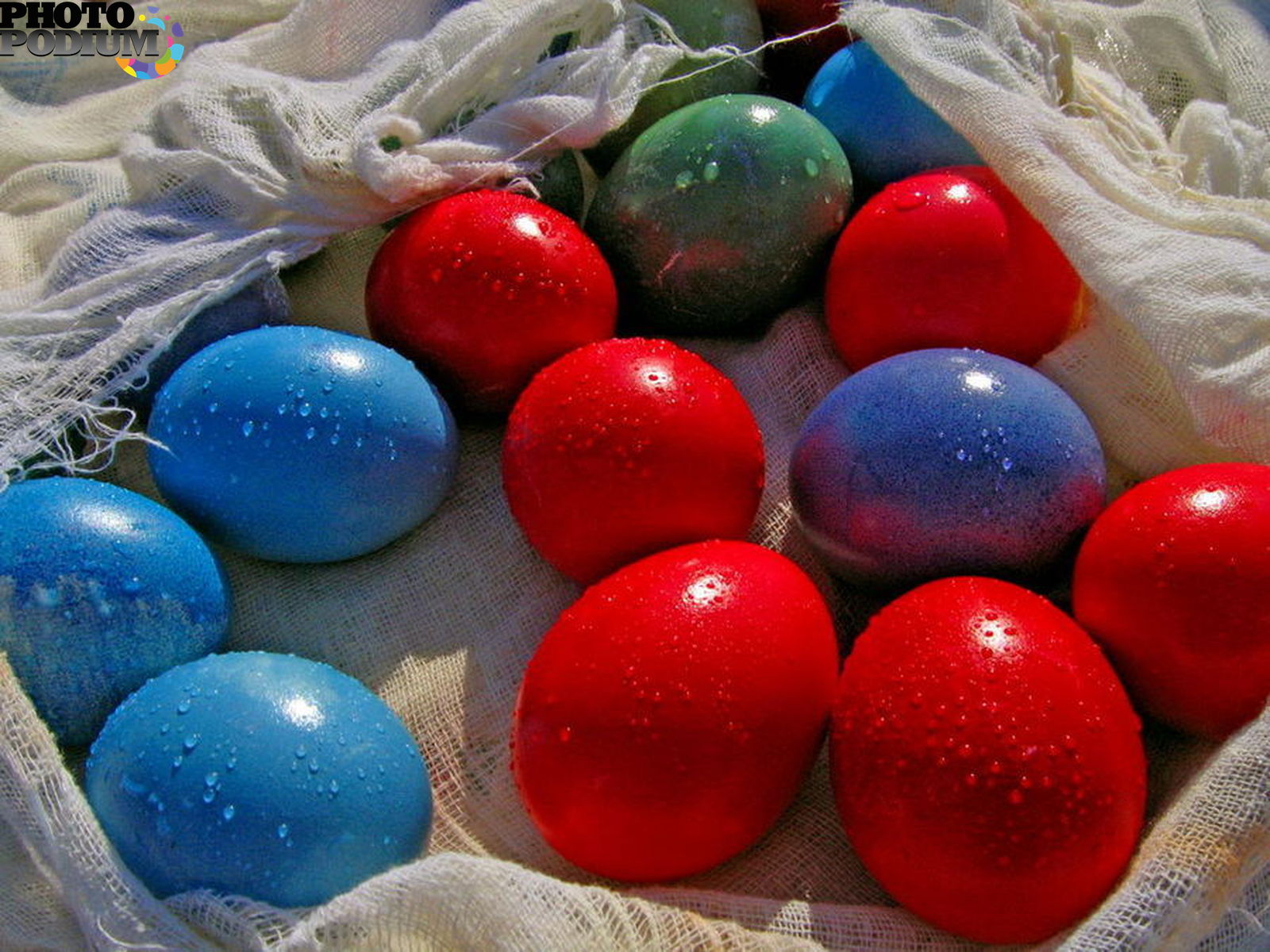 Яйца крашенные в вине красном. Крашеные яйца. Крашеные яйца на Пасху. Стильные крашенные яйца. Покраска яиц на Пасху.