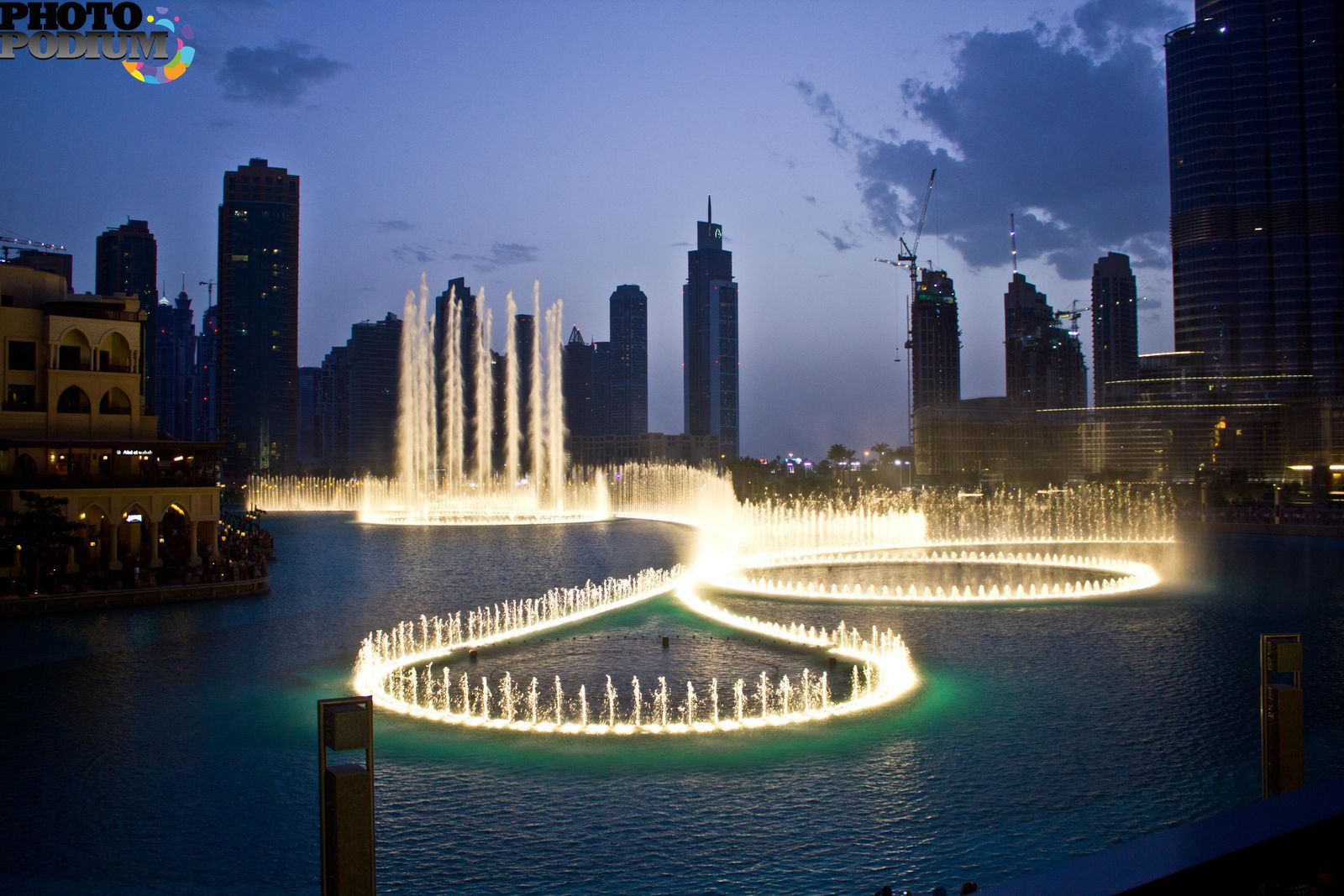 Дубайские фонтаны. Фонтан Дубай. Дубай фонтаны Бурдж Халифа. Дубай Бурдж Халифа Поющие фонтаны. Фонтан Дубай (Танцующий фонтан) / Dubai Fountain.